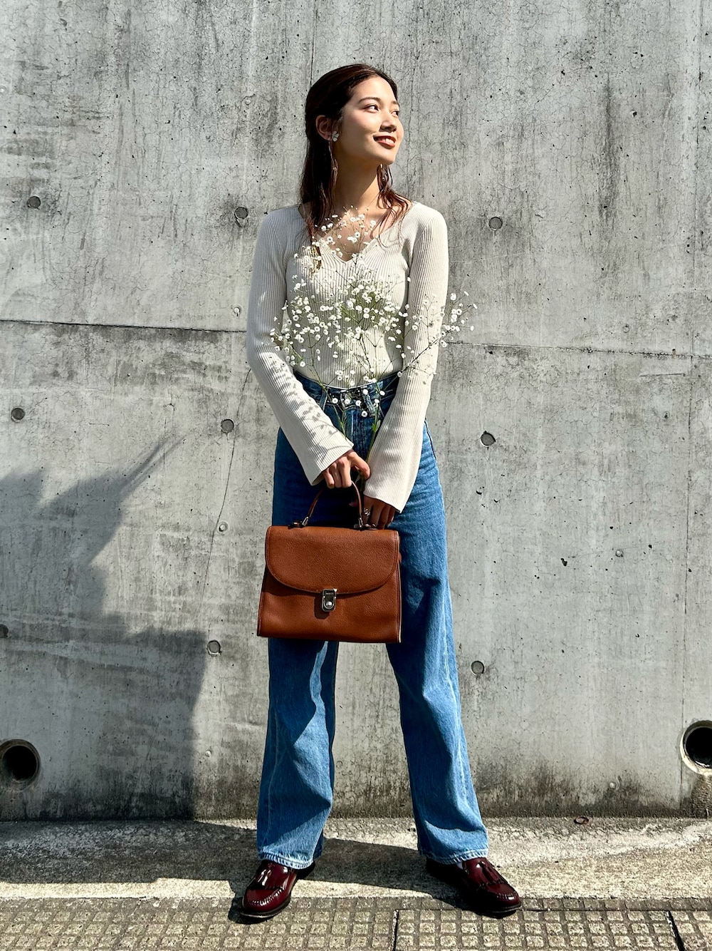 「春服デビュー宣言、ローファー、デニム、デニムパンツ、休日スタイル、春服みてみて、プチプラ、Levi's、UNIQLO、スクエアバッグ、snidel、きれいめカジュアル、シンプルコーデ、タッセルローファー、GHBASS」｜「UNIQLOのアイテム（ニット/セーター、ホワイト系）」を使った、𝚔𝚘𝚌𝚘𝚊さん（レディース・160cm）の春コーディネートの1枚目の写真