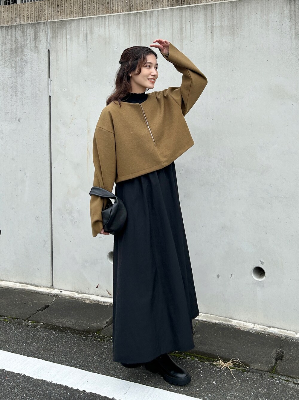 「レザー、プチプラ、きれいめカジュアル、ワンピース、レイヤードスタイル、シンプルコーデ、休日スタイル、お出かけコーデ、タートルネック、ハーフジップ、セットアップ、デートコーデ、差し色コーデ、モノトーン、秋冬コーデ」｜「tiptopの【アンサンブル/2024AW新色登場】カットメルトンプルオーバー×ワンピースSET（ワンピース、グリーン系）」を使った、𝚔𝚘𝚌𝚘𝚊さん（レディース・160cm）の秋コーディネートの1枚目の写真