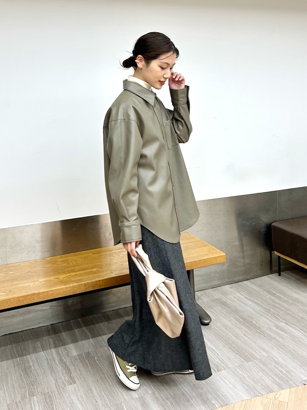 「ファッションを楽しもう、レザー、シャツスタイル、レイヤードスタイル、タートルネック、マーメイドスカート、スニーカー、ハイカットスニーカー、コンバース、converse、ミニバッグ、ハンドバッグ、きれいめカジュアル、プチプラ、シンプルコーデ」｜「GUのアイテム（シャツ/ブラウス、その他）」を使った、𝚔𝚘𝚌𝚘𝚊さん（レディース・160cm）の秋コーディネートの1枚目の写真