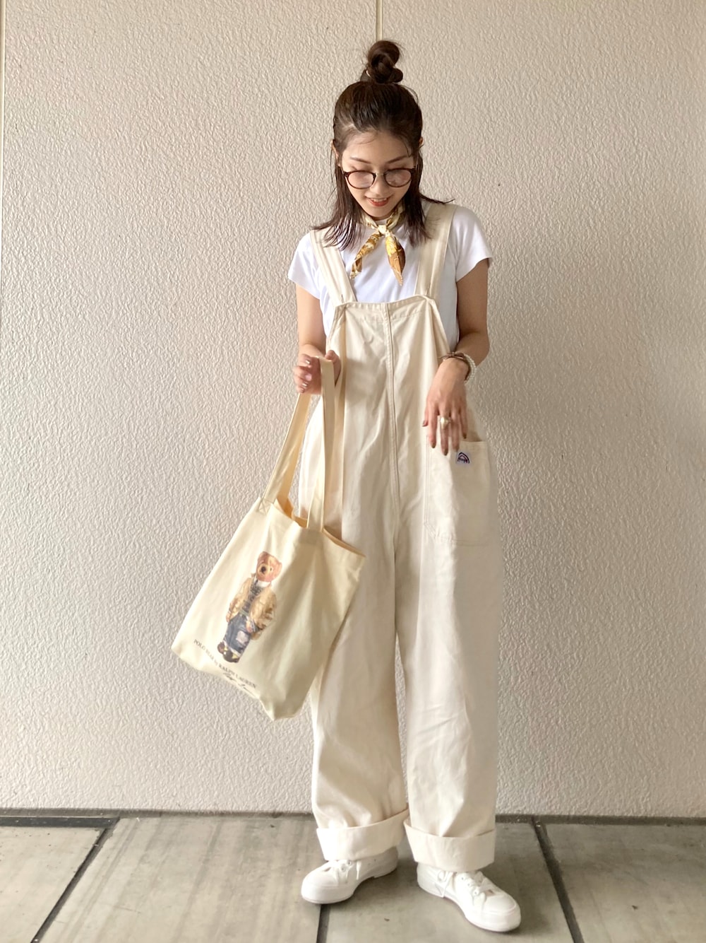 「スカーフ、Polo Ralph Lauren、Wrangler、サロペット、オーバーオール、ホワイト、ワントーンコーデ、ハイカットスニーカー、白スニーカー、白Tシャツ、UNIQLO、UNIQLO U、トートバッグ、大人カジュアル、休日スタイル」｜「POLO RALPH LAURENのアイテム（トートバッグ、ベージュ系）」を使った、𝚔𝚘𝚌𝚘𝚊さん（レディース・160cm）の夏コーディネートの1枚目の写真