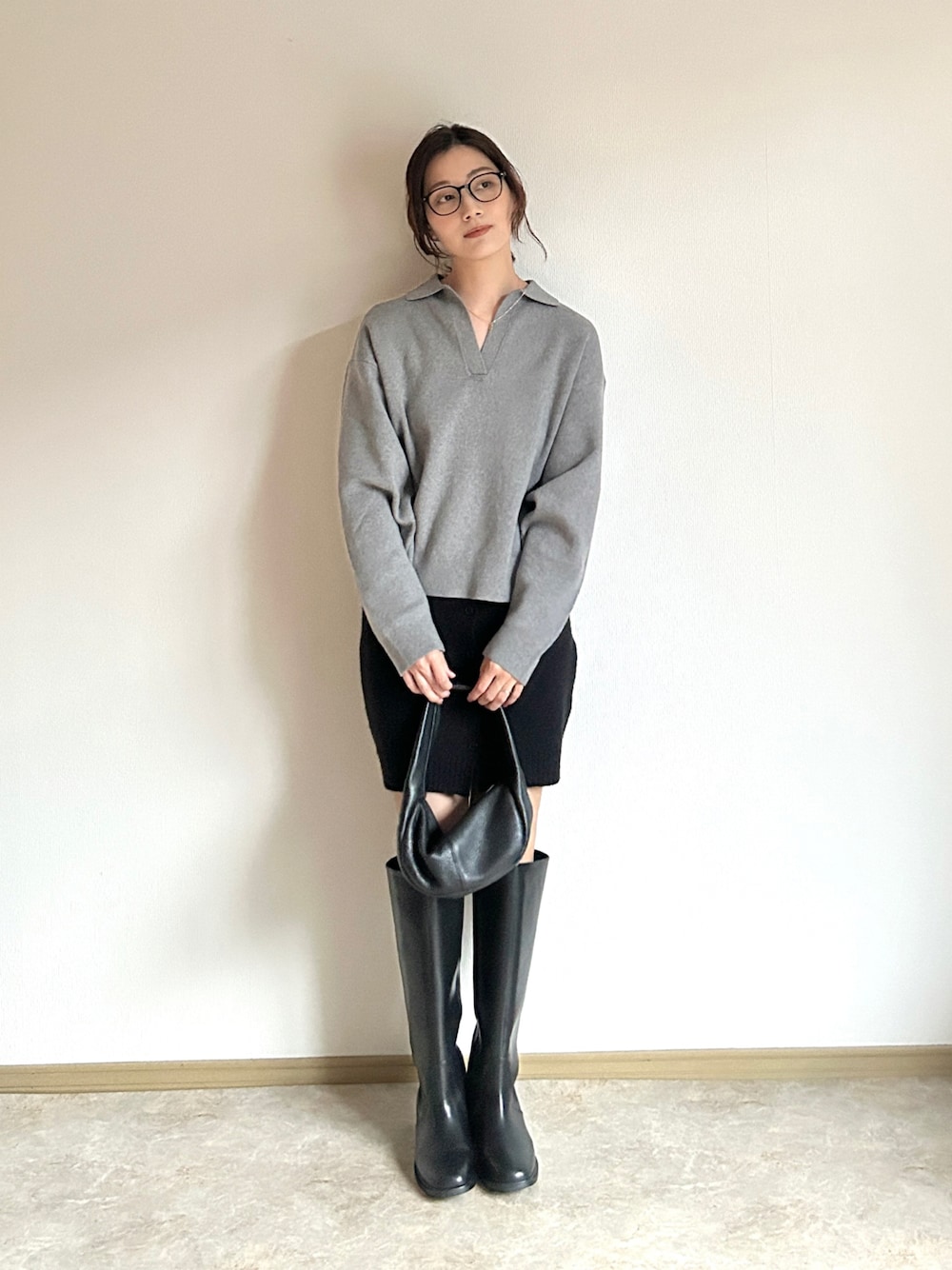 「真冬のあったかスタイル、ロングブーツ、デートコーデ、モノトーン、ミニスカート、メガネ女子、シンプルコーデ、ポロニット、ニット、レザー、きれいめカジュアル、プチプラ、冬コーデ、グレー、黒縁メガネ」｜「LIANの2WAYニットベアビスチェ（その他トップス、ブラック系）」を使った、𝚔𝚘𝚌𝚘𝚊さん（レディース・160cm）の冬コーディネートの1枚目の写真