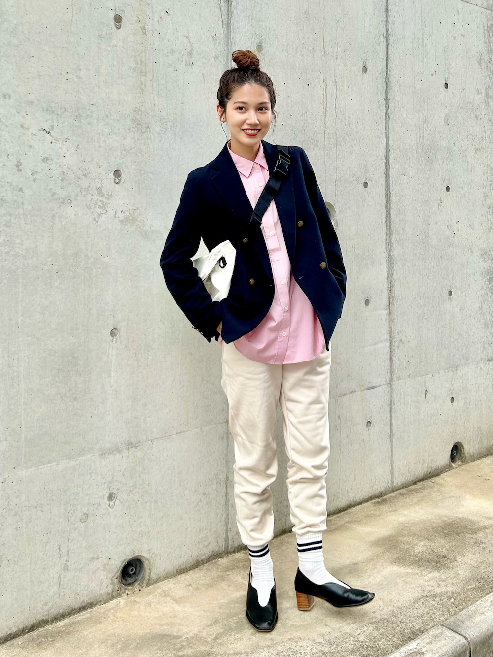 「休日スタイル、ピンク、シャツスタイル、春コーデ、ナップサック、ジャケット、スウェット、スウェットパンツ、ラインソックス、レイヤードスタイル、きれいめカジュアル、プチプラ、春服みてみて、オフィスカジュアル、PR」｜「UNIQLOのアイテム（ジャケット/アウター、ブルー系）」を使った、𝚔𝚘𝚌𝚘𝚊さん（レディース・160cm）の春コーディネートの1枚目の写真