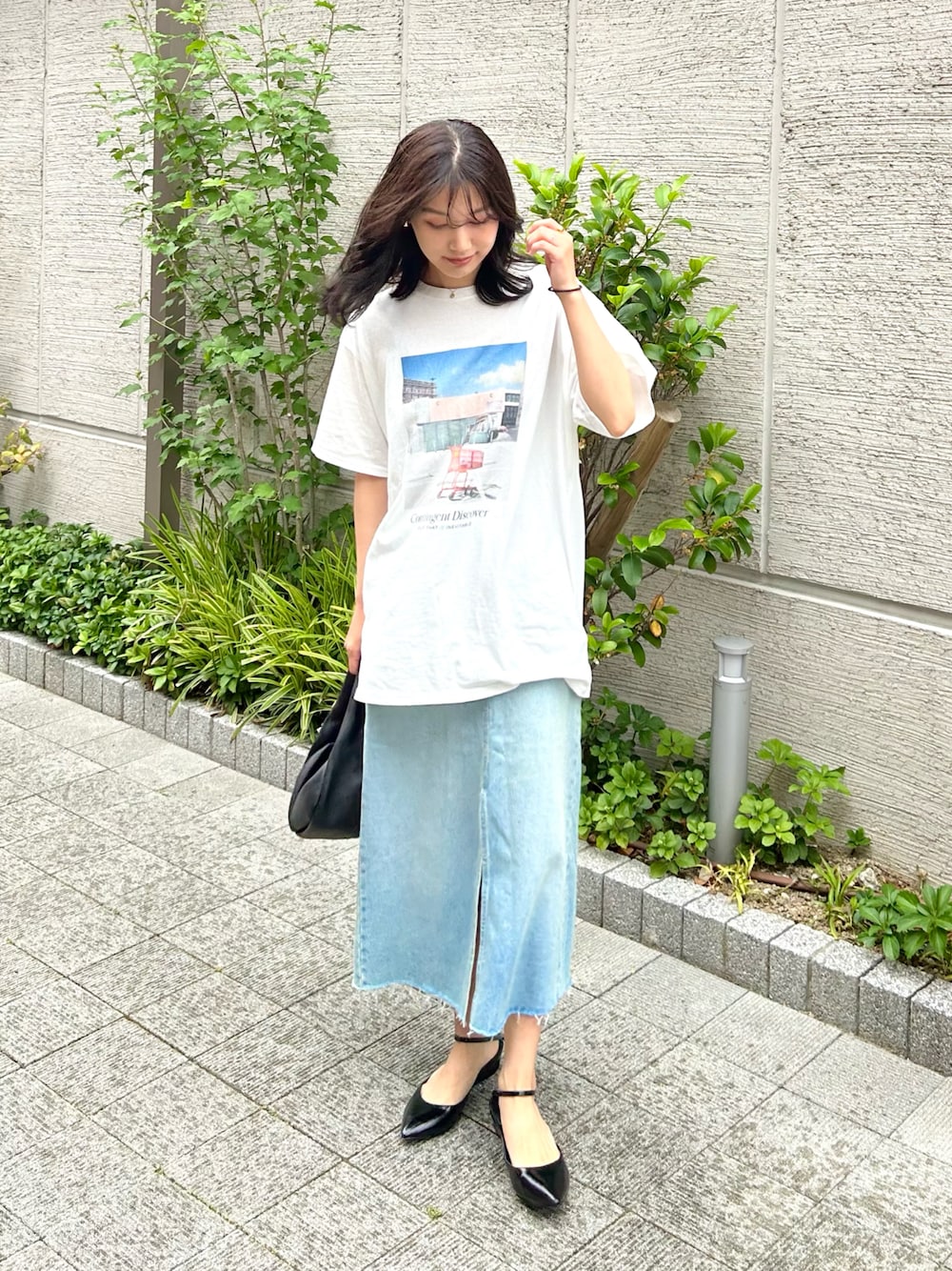 「プチプラ、きれいめカジュアル、フェスコーデ、夏だ！Tシャツ着よう！、さらっと晴れやかスナップ、ハンドバッグ、お出かけコーデ、夏コーデ、デニム、デニムコーデ、デニムスカート、プリントT、Tシャツ、シンプルコーデ、雨の日コーデ」｜「UngridのフォトビッグTee（Tシャツ/カットソー、ホワイト系）」を使った、𝚔𝚘𝚌𝚘𝚊さん（レディース・160cm）の夏コーディネートの1枚目の写真