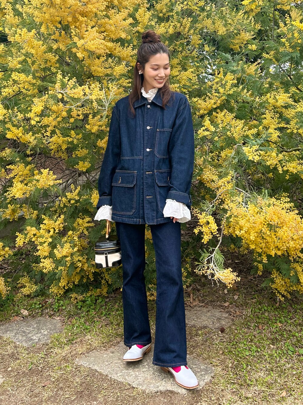「UNIQLO U、セットアップ、休日スタイル、モノトーン、春コーデ、ローファー、プチプラ、デニム、デニムジャケット、スクエアバッグ、きれいめカジュアル、カラーソックス、ブラウス、レイヤードスタイル、シンプルコーデ」｜「UNIQLOのアイテム（デニムジャケット、ブルー系）」を使った、𝚔𝚘𝚌𝚘𝚊さん（レディース・160cm）の春コーディネートの1枚目の写真