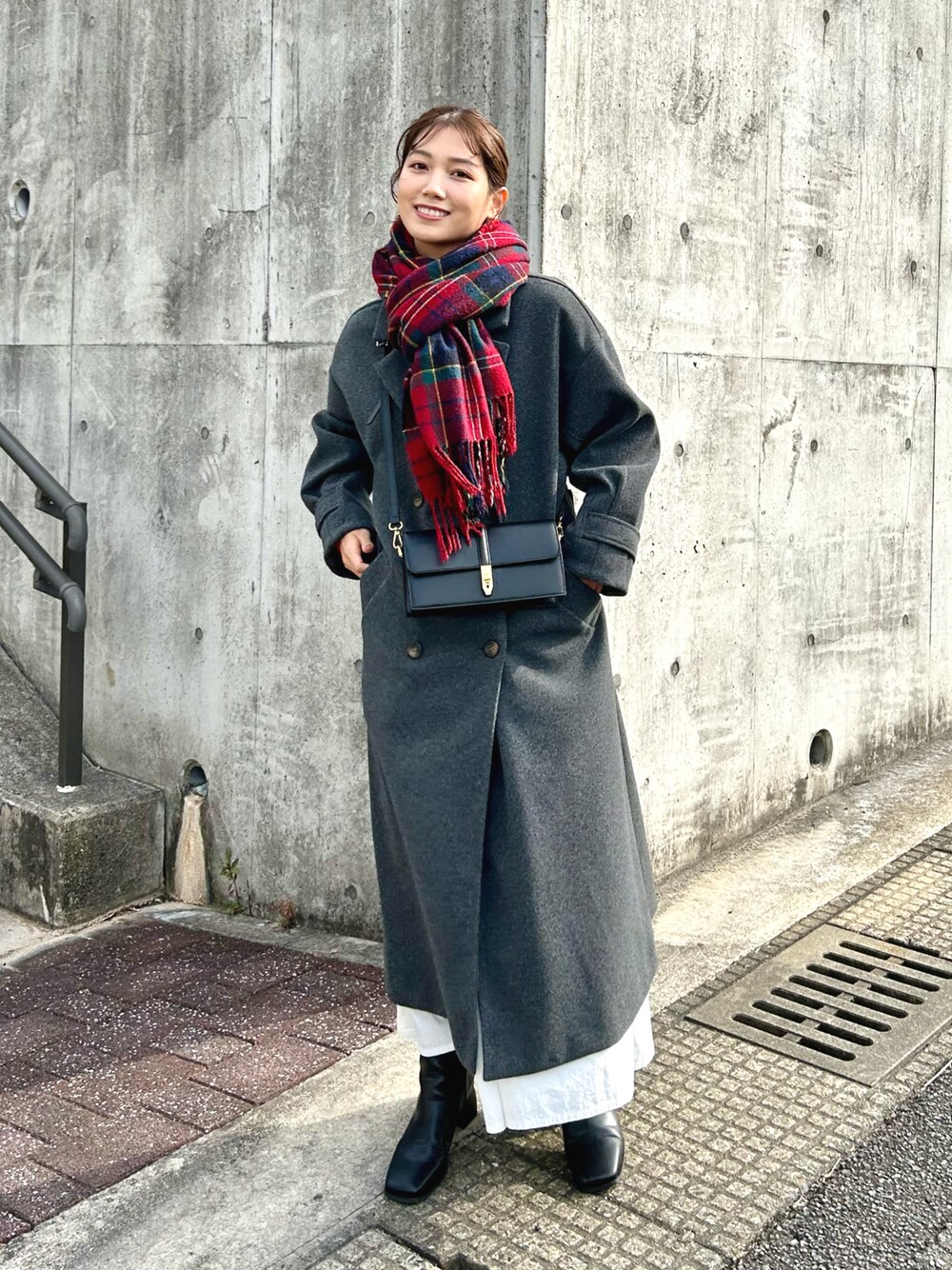 「冬アウター、チェック、ロングコート、休日スタイル、クリスマスに着たい服、ブーツ、マイベストコーデ2023、赤、お出かけコーデ、コート、ショルダーバッグ、ロングスカート、クリスマスコーデ、マフラー、プチプラ」｜「AS KNOW AS plusの♪ウィンタートレンチコート　【2023AWアイテム】（トレンチコート、グレー系）」を使った、𝚔𝚘𝚌𝚘𝚊さん（レディース・160cm）の冬コーディネートの1枚目の写真