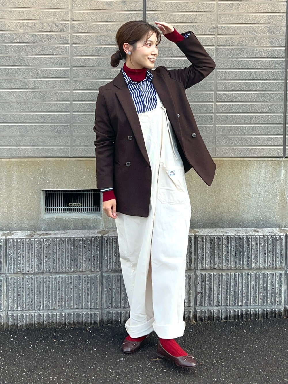 「秋冬コーデ、Wrangler、nano・universe、Steven Alan、オーバーオール、ジャケット、ストライプシャツ、タートルネック、UNIQLO、フラットシューズ、H&M、レイヤードスタイル、きれいめカジュアル、ビッグシルエット、ブーツ」｜「Wranglerの【wrangler(ラングラー)別注】サロペット（サロペット/オーバーオール、ホワイト系）」を使った、𝚔𝚘𝚌𝚘𝚊さん（レディース・160cm）の秋コーディネートの1枚目の写真