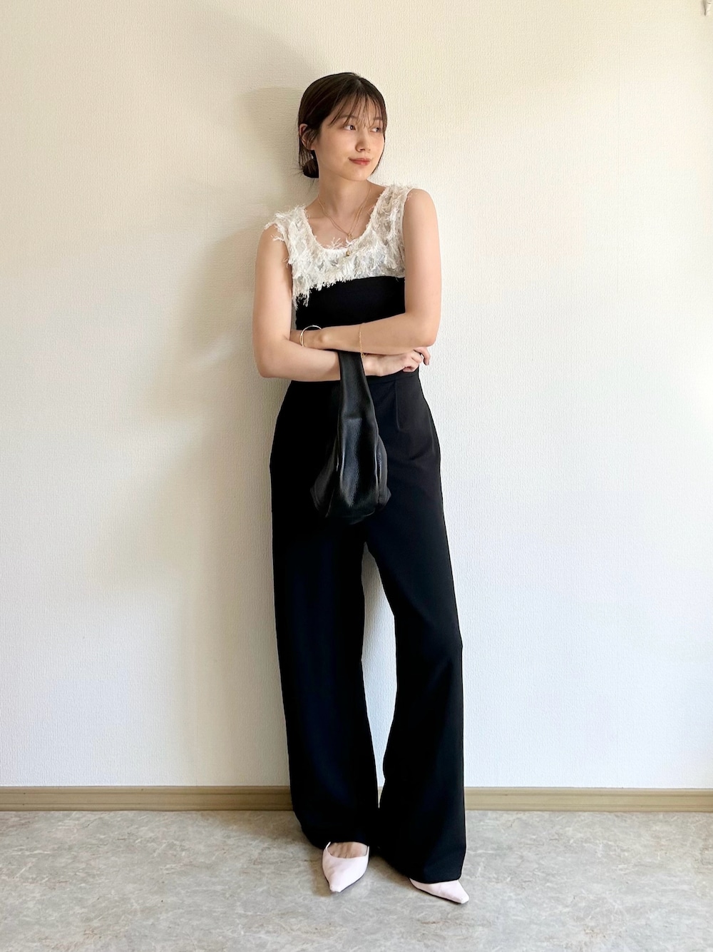 「休日スタイル、きれいめカジュアル、ノースリーブ、シンプル、サロペット、フリンジ、レイヤードスタイル、ラフ、ブラウス、シアートップス、夏コーデ、モノトーン、ミュール、ハンドバッグ、プチプラ」｜「RANANのカットジャカードブラウス（シャツ/ブラウス、ホワイト系）」を使った、𝚔𝚘𝚌𝚘𝚊さん（レディース・160cm）の夏コーディネートの1枚目の写真