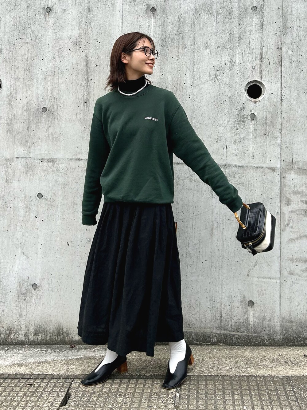 「スウェット、ロゴスウェット、ロングスカート、パンプス、パールネックレス、PR、メガネ女子、黒縁メガネ、ハンドバッグ、シンプルコーデ、レイヤードスタイル、プチプラ、きれいめカジュアル、休日スタイル、ビッグシルエット」｜「CONVERSEのCONVERSE/コンバース ロゴ サガラ ワンポイント刺繍 スウェット レディース メンズ トレーナー（スウェット、グリーン系）」を使った、𝚔𝚘𝚌𝚘𝚊さん（レディース・160cm）の春コーディネートの1枚目の写真