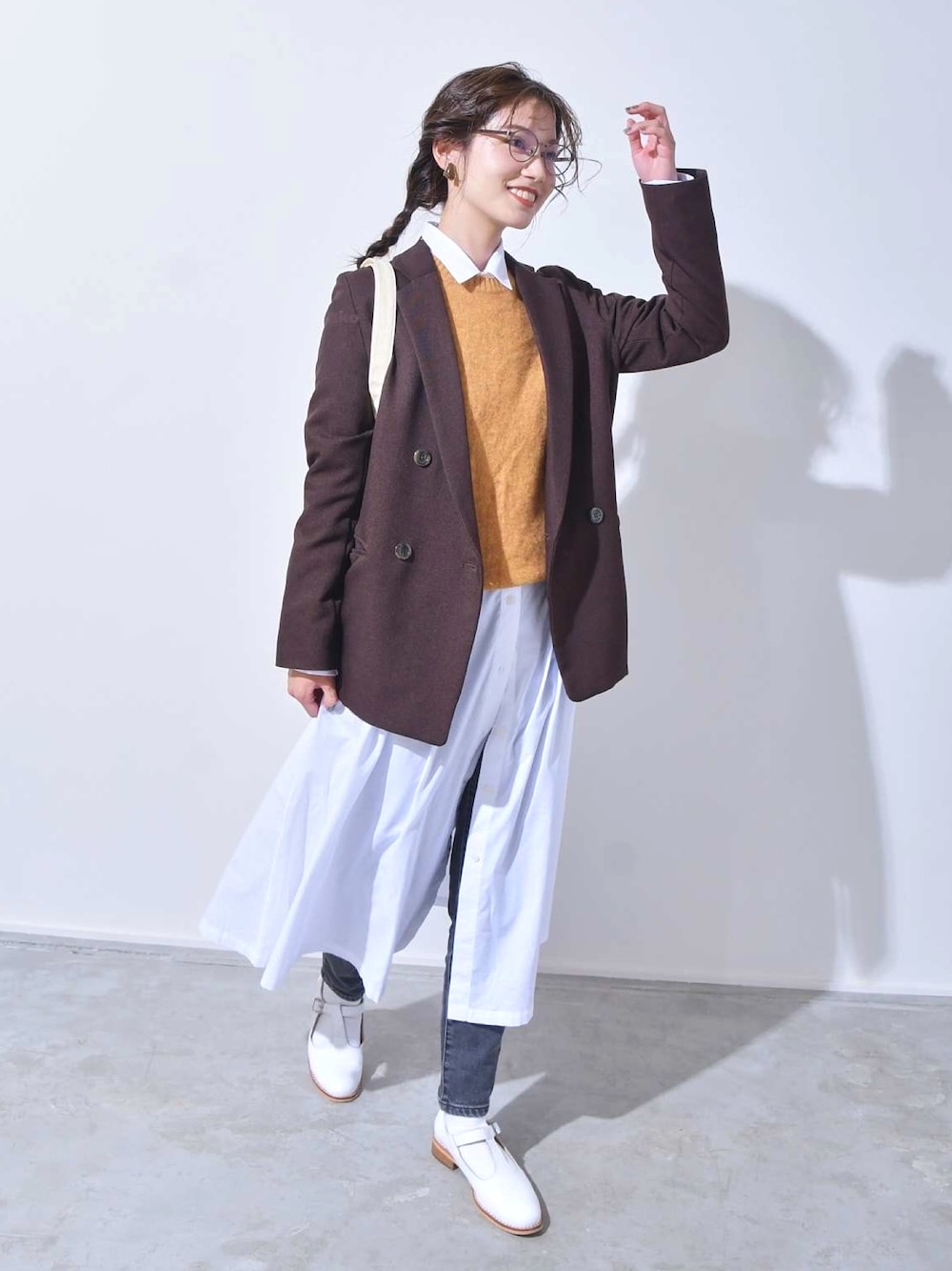 「秋冬コーデ、レイヤードスタイル、ニット、プチプラ、きれいめカジュアル、シャツワンピース、ジャケット、セーター、UNIQLO、イエロー、Levi's、トートバッグ、Polo Ralph Lauren、nano・universe、メガネ女子」｜「NANO universeのWEB限定/ウールライクダブルボタンジャケット（テーラードジャケット、ブラウン系）」を使った、𝚔𝚘𝚌𝚘𝚊さん（レディース・160cm）の秋コーディネートの1枚目の写真