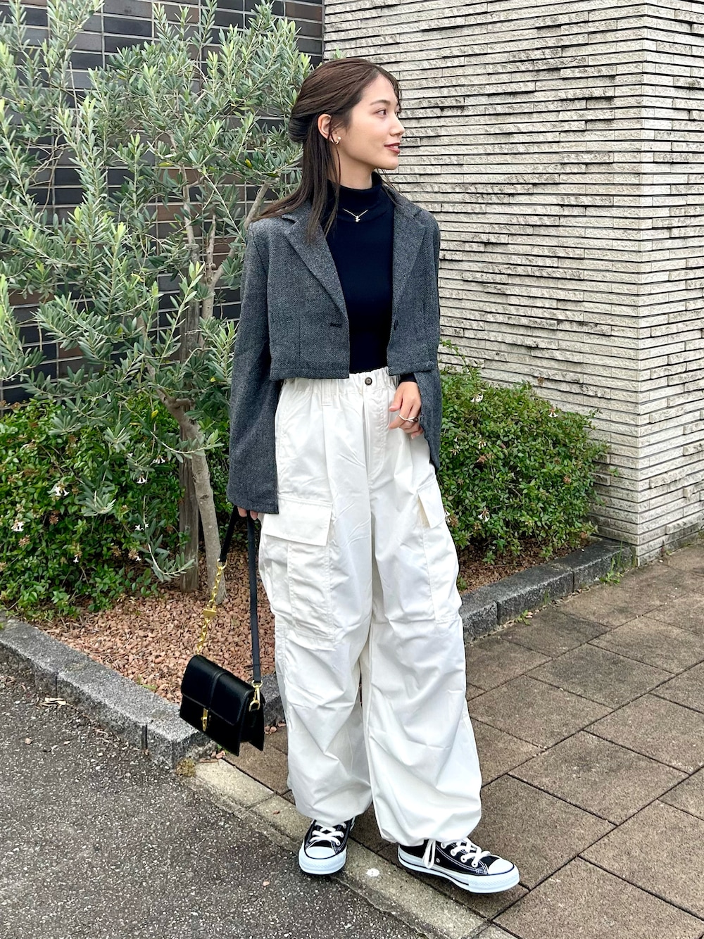 「ファッションを楽しもう、きれいめカジュアル、ジャケット、ジャケットスタイル、カーゴパンツ、ショルダーバッグ、スニーカー、コンバース、converse、ハイカットスニーカー、モノトーン、ニット、タートルネック、お出かけコーデ、シンプルコーデ」｜「UNIQLOのアイテム（トップス、ブラック系）」を使った、𝚔𝚘𝚌𝚘𝚊さん（レディース・160cm）の秋コーディネートの1枚目の写真