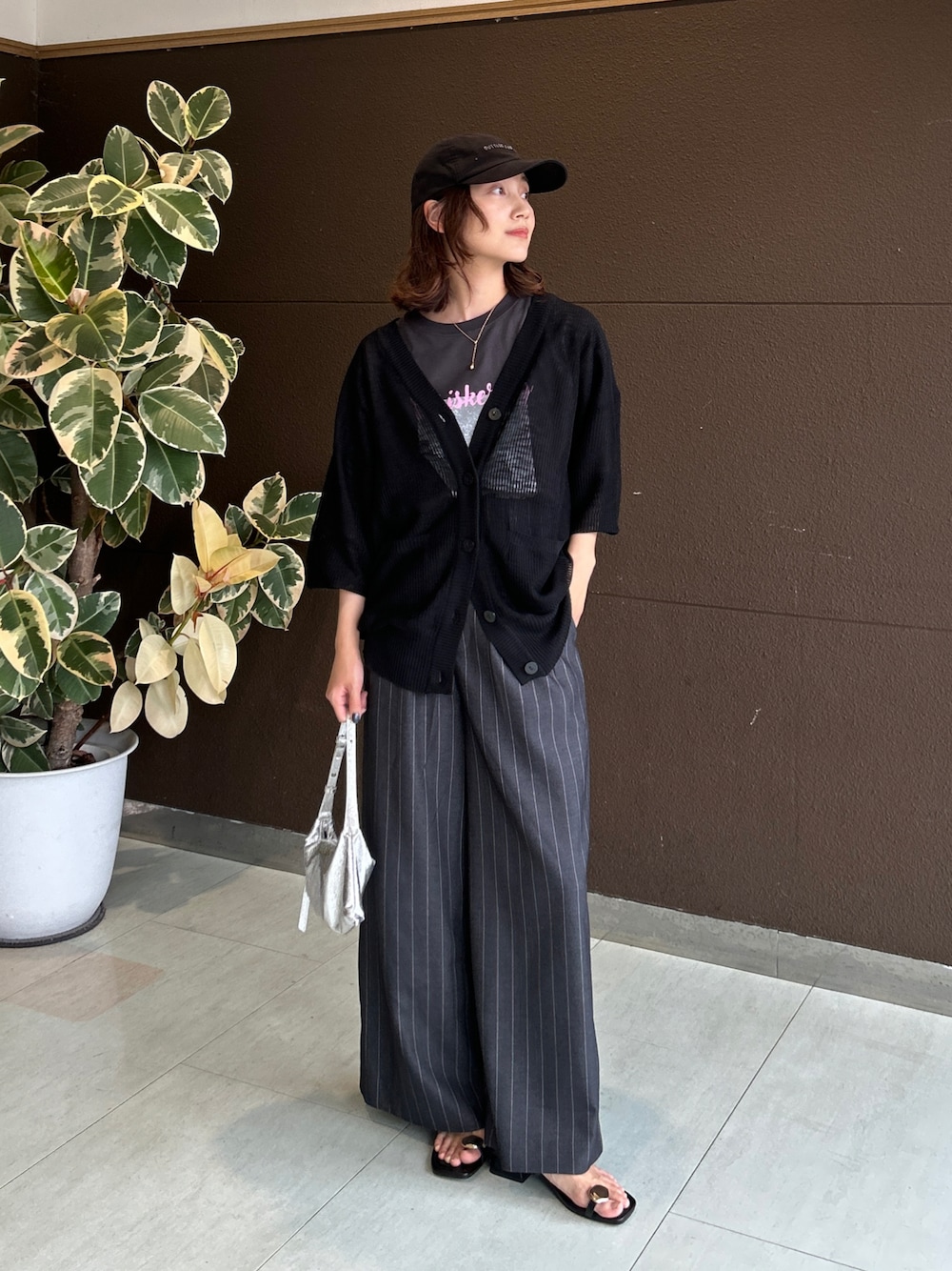 「PR、カーディガン、Tシャツ、レイヤードスタイル、モノトーン、キャップ、UNIQLO、プチプラ、シンプルコーデ、雨の日コーデ、きれいめカジュアル、夏コーデ、サンダル、シアー、お出かけコーデ」｜「tiptopのアソートフォトロゴBIGTシャツ（Tシャツ/カットソー、グレー系）」を使った、𝚔𝚘𝚌𝚘𝚊さん（骨格ナチュラル・レディース・160cm）の夏コーディネートの1枚目の写真