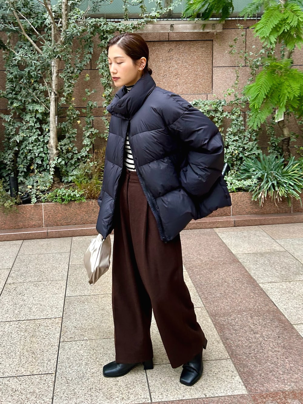 「ファッションを楽しもう、ダウンジャケット、ダウン、冬アウター、マイベストコーデ2023、クリスマスに着たい服、きれいめコーデ、デートコーデ、クリスマスコーデ、レイヤードスタイル、休日スタイル、ブーツ、きれいめカジュアル、タートルネック、ニット」｜「UNIQLOのアイテム（ダウンジャケット/コート、ブラック系）」を使った、𝚔𝚘𝚌𝚘𝚊さん（レディース・160cm）の秋コーディネートの1枚目の写真