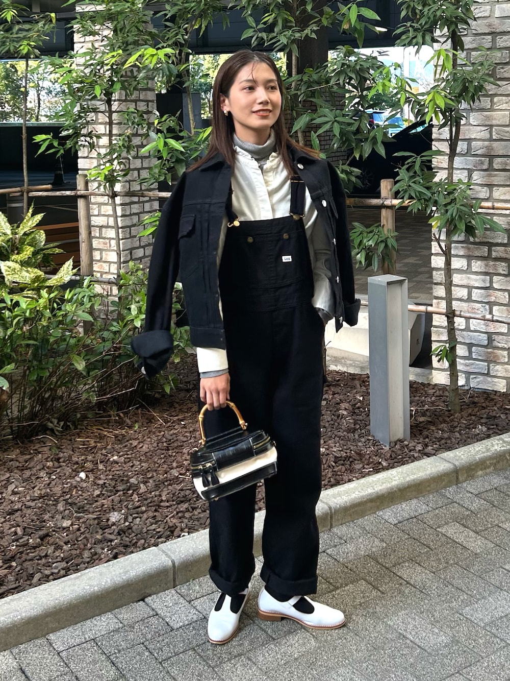「重ね着ベストシーズン、大人カジュアル、きれいめカジュアル、モノトーン、デニム、ローファー、デニムジャケット、シャツスタイル、プチプラ、PR、オーバーオール、ハンドバッグ、レイヤードスタイル、秋コーデ、お出かけコーデ」｜「UNIQLOのアイテム（トップス、ホワイト系）」を使った、𝚔𝚘𝚌𝚘𝚊さん（レディース・160cm）の秋コーディネートの1枚目の写真