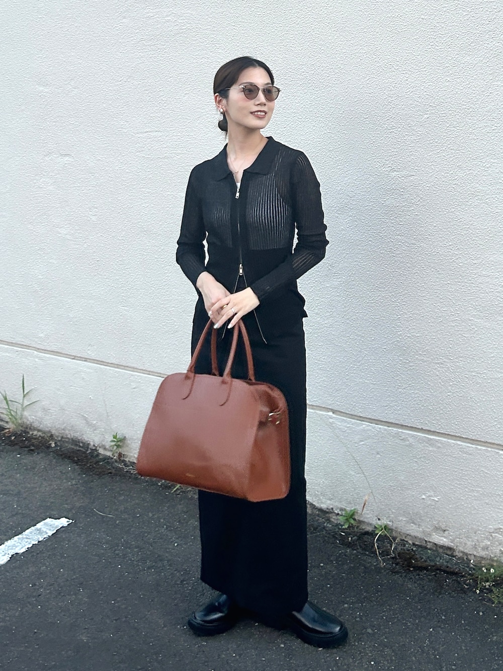 「秋服準備はじめました、ボストンバッグ、シアートップス、ブーツ、厚底シューズ、ブラックコーデ、きれいめカジュアル、大人カジュアル、サングラス、メガネ女子、シンプルコーデ、シアー、プチプラ、デートコーデ、お出かけコーデ」｜「tiptopのラメシアー衿付きダブルジップカーディガン（カーディガン/ボレロ、ブラック系）」を使った、𝚔𝚘𝚌𝚘𝚊さん（レディース・160cm）の夏コーディネートの1枚目の写真