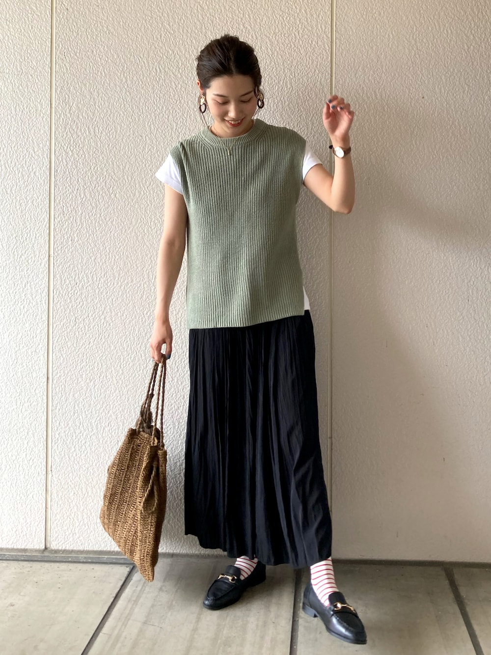 「夏コーデ、きれいめカジュアル、シンプルコーデ、レイヤードスタイル、UNIQLO、UNIQLO U、夏だ！Tシャツ着よう！、ワッシャースカート、ローファー、トートバッグ、grove、nical、ボーダーソックス、ニットベスト、LHME」｜「UNIQLOのアイテム（パンツ、ブラック系）」を使った、𝚔𝚘𝚌𝚘𝚊さん（レディース・160cm）の夏コーディネートの1枚目の写真