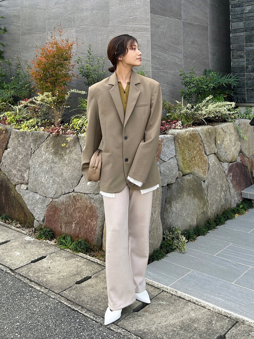 「ジャケットスタイル、テーラードジャケット、リブパンツ、裏起毛、カーディガン、淡色コーデ、休日スタイル、きれいめカジュアル、秋コーデ、秋冬コーデ、プチプラ、パンツスタイル、ベージュ、パンプス、レイヤードスタイル」｜「TODAYFULのOver Shoulder Jacket（テーラードジャケット、グリーン系）」を使った、𝚔𝚘𝚌𝚘𝚊さん（レディース・160cm）の秋コーディネートの1枚目の写真