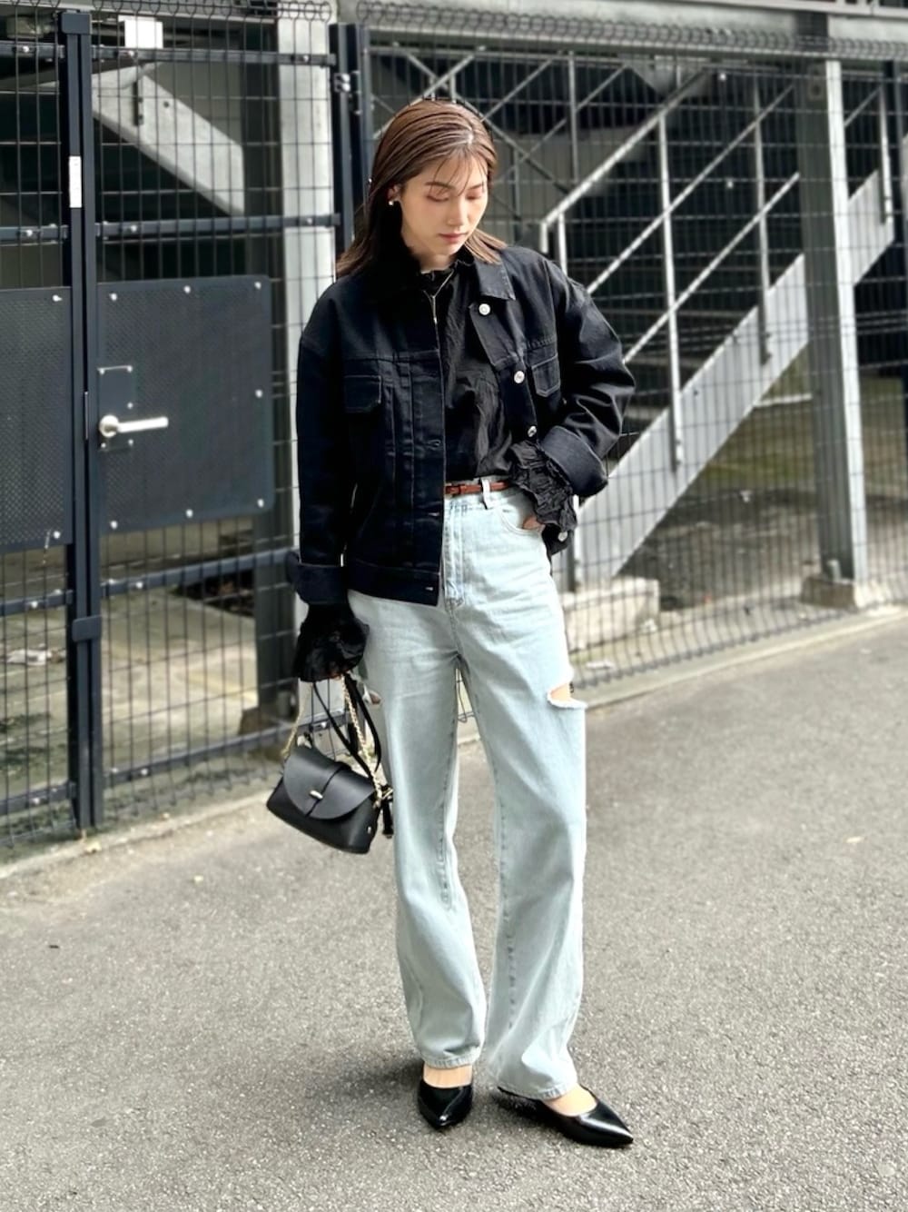 「春のNewスタイル、デニム、デニムパンツ、ショルダーバッグ、デニムジャケット、ジャケットスタイル、春コーデ、ブラウス、休日スタイル、モノトーン、プチプラ、お出かけコーデ、レイヤードスタイル、フリルブラウス、ダメージデニムパンツ」｜「Libra Cueのクリンクルフリルブラウス（シャツ/ブラウス、ブラック系）」を使った、𝚔𝚘𝚌𝚘𝚊さん（レディース・160cm）の春コーディネートの1枚目の写真