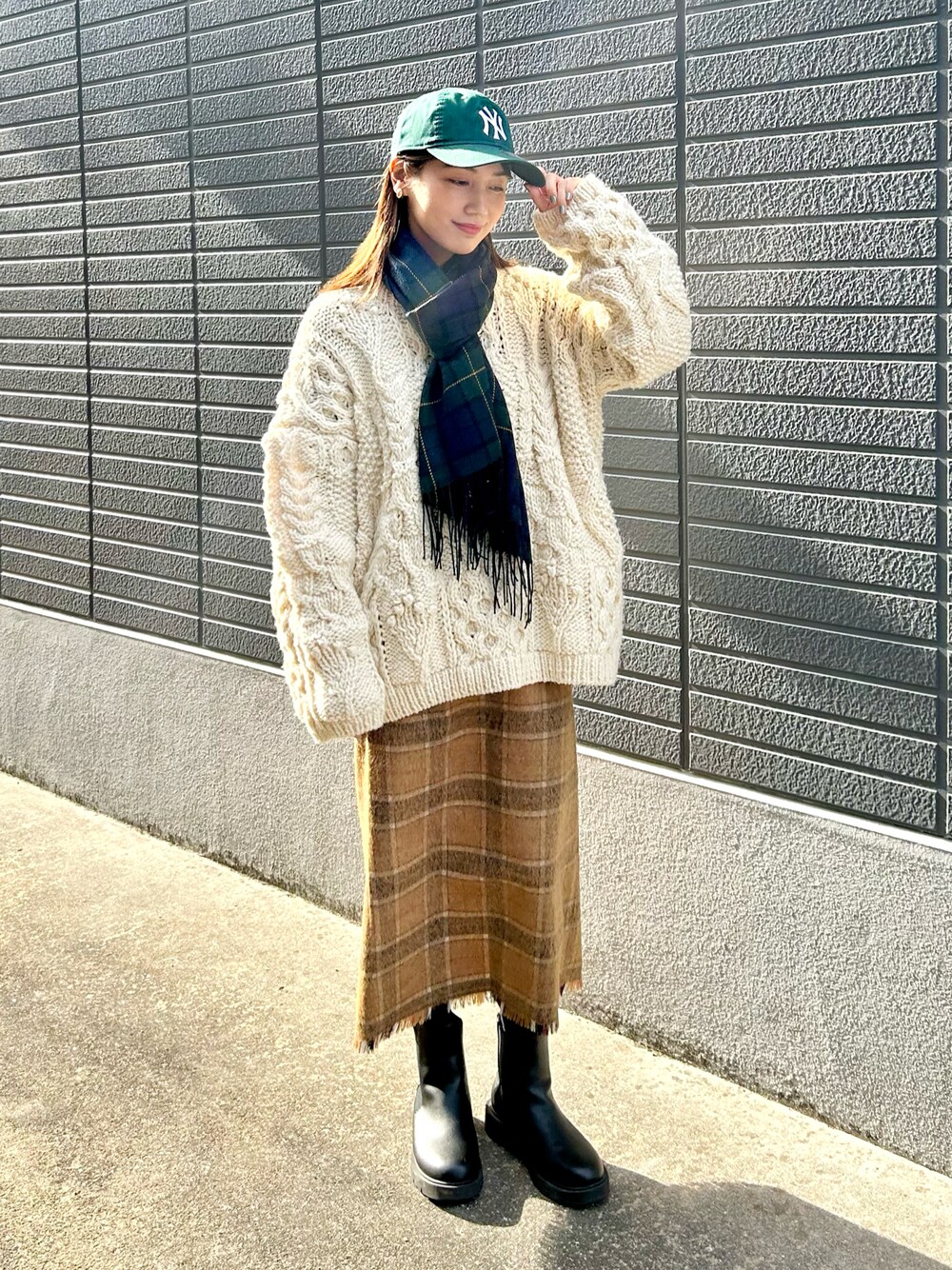「チェック、ニット、キャップ、ロングスカート、ビッグシルエット、ブーツ、クリスマスに着たい服、ホワイトコーデ、休日スタイル、マイベストコーデ2023、お出かけコーデ、スポーツミックス、きれいめカジュアル、マフラー、冬コーデ」｜「FREAK'S STOREのNEW ERA/ニューエラ 9TWENTY　NY/クロスストラップ ウォッシュドコットン ニューヨーク・ヤンキース（キャップ、グリーン系）」を使った、𝚔𝚘𝚌𝚘𝚊さん（レディース・160cm）の冬コーディネートの1枚目の写真