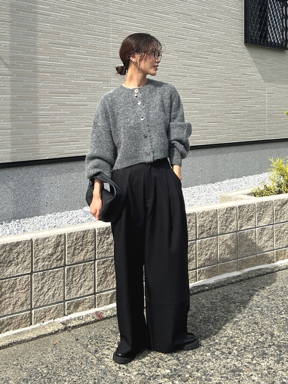 「秋コーデ、カーディガン、スラックス、ワイドパンツ、シンプルコーデ、ローファー、厚底シューズ、メガネ女子、ハンドバッグ、レザー、プチプラ、黒縁メガネ、きれいめカジュアル、パールネックレス、モノトーン」｜「Formequeの【Formeque】2タックワイドスラックス（スラックス、ブラック系）」を使った、𝚔𝚘𝚌𝚘𝚊さん（レディース・160cm）の秋コーディネートの1枚目の写真