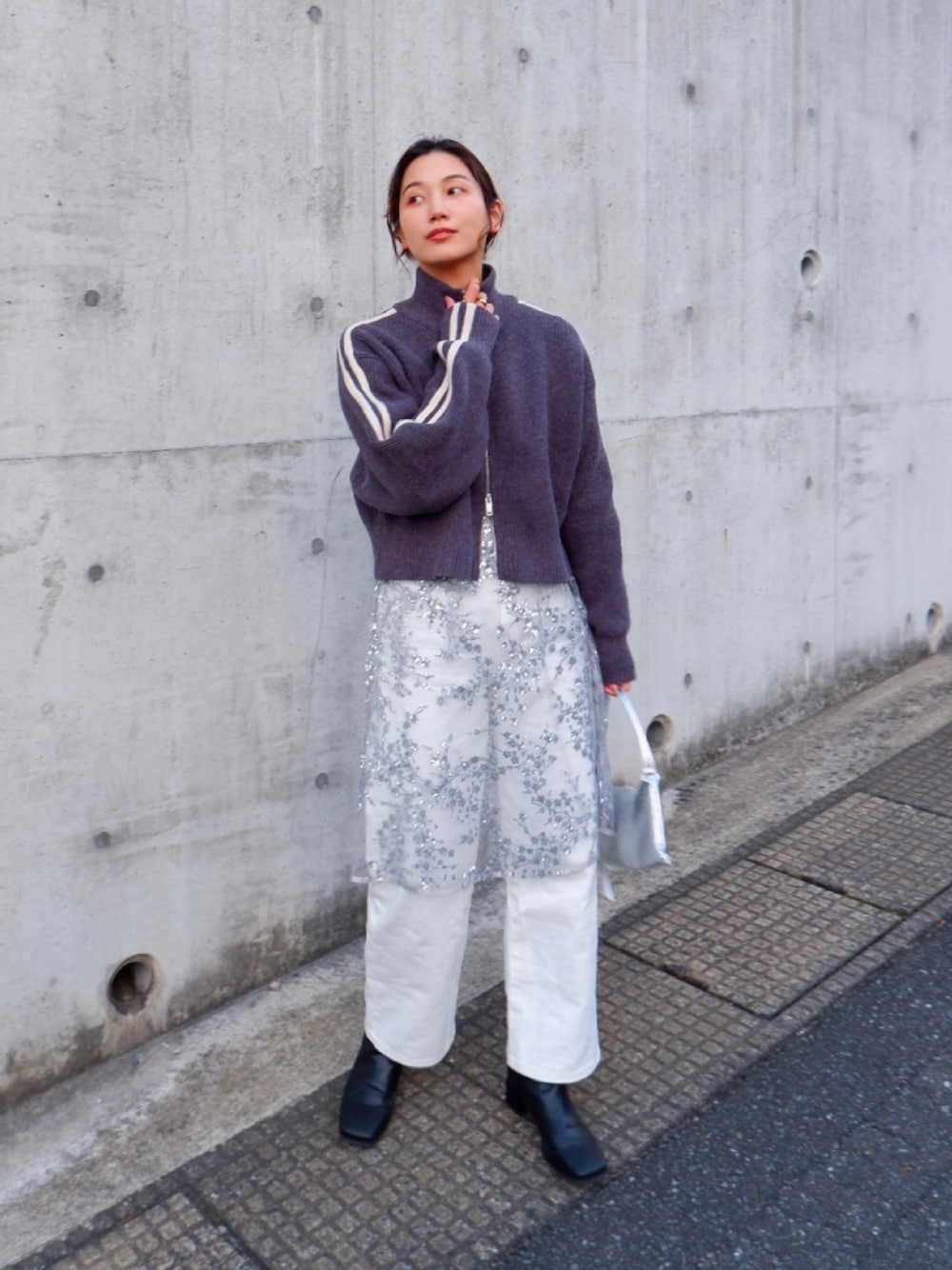 「レイヤードスタイル、デニム、デニムパンツ、シルバー、シルバーバッグ、ブーツ、シアー、キャミワンピ、キャミワンピース、ジップアップ、ダブルジップ、プチプラ、スポーツミックス、休日スタイル、きれいめカジュアル」｜「tiptopの袖ライン畦編みジップブルゾン（ニット/セーター、グレー系）」を使った、𝚔𝚘𝚌𝚘𝚊さん（レディース・160cm）の冬コーディネートの1枚目の写真