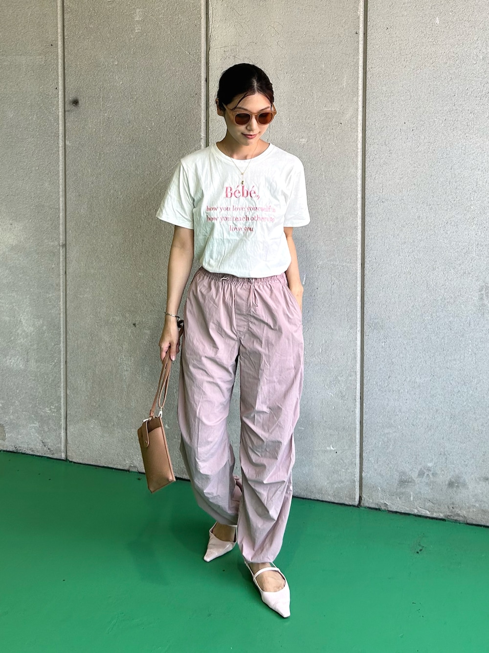 「夏コーデ、プチプラ、サングラス、メガネ女子、淡色コーデ、韓国ファッション、スポーツミックス、ピンク、夏だ！Tシャツ着よう！、ロゴT、きれいめカジュアル、ショルダーバッグ、お出かけコーデ、シンプルコーデ、ラフ」｜「MANGROVEのBebeロゴ刺繍Ｔシャツ（Tシャツ/カットソー、ホワイト系）」を使った、𝚔𝚘𝚌𝚘𝚊さん（レディース・160cm）の夏コーディネートの1枚目の写真