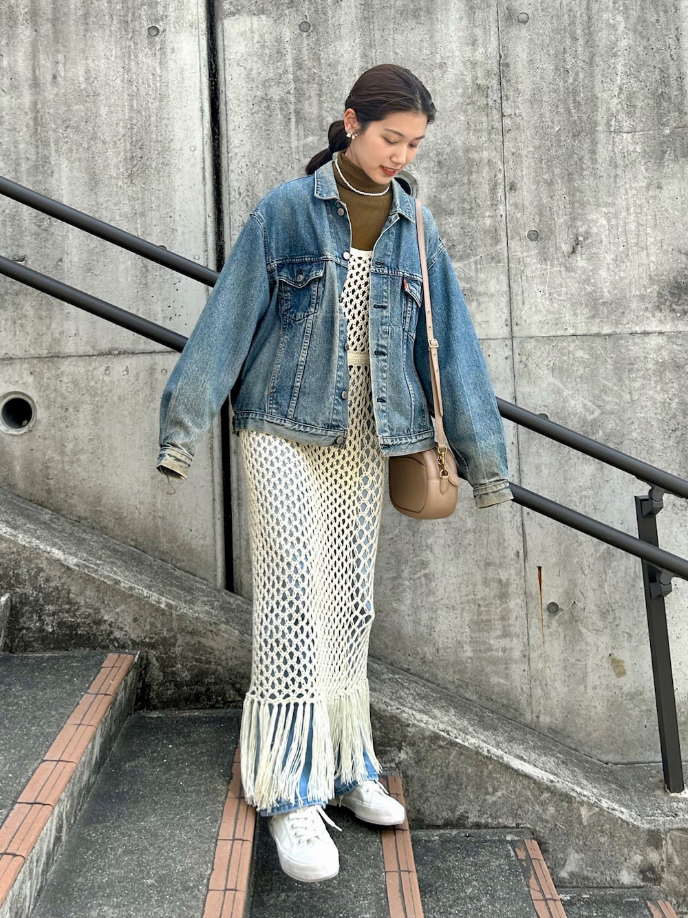 「春服デビュー宣言、きれいめカジュアル、デニムジャケット、スニーカー、UNIQLO、春服みてみて、ショルダーバッグ、キャミワンピ、ビッグシルエット、PR、プチプラ、レイヤードスタイル、ハイカットスニーカー、白スニーカー、Levi's」｜「VINTAGEのアイテム（デニムジャケット、ブルー系）」を使った、𝚔𝚘𝚌𝚘𝚊さん（レディース・160cm）の春コーディネートの1枚目の写真
