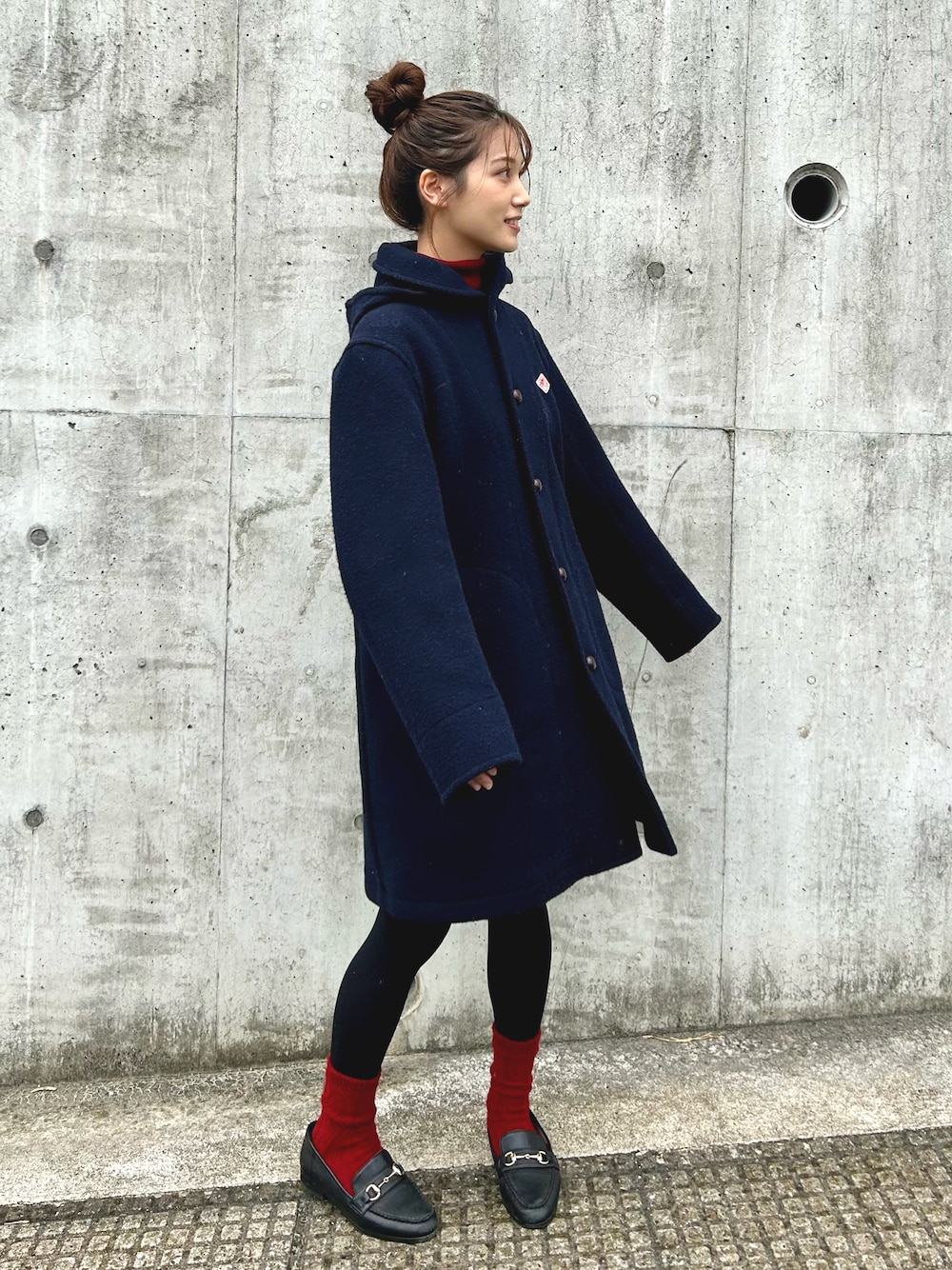 「クリスマスに着たい服、Danton、UNIQLO、カラーソックス、コート、赤ソックス、お団子ヘアー、カラーコーデ、レイヤードスタイル、マイベストコーデ2022、赤、休日スタイル、きれいめカジュアル、nical、靴下屋」｜「DANTONのDANTON　WOOL MOSSER フーデッドコート（その他アウター、ブルー系）」を使った、𝚔𝚘𝚌𝚘𝚊さん（レディース・160cm）の冬コーディネートの1枚目の写真