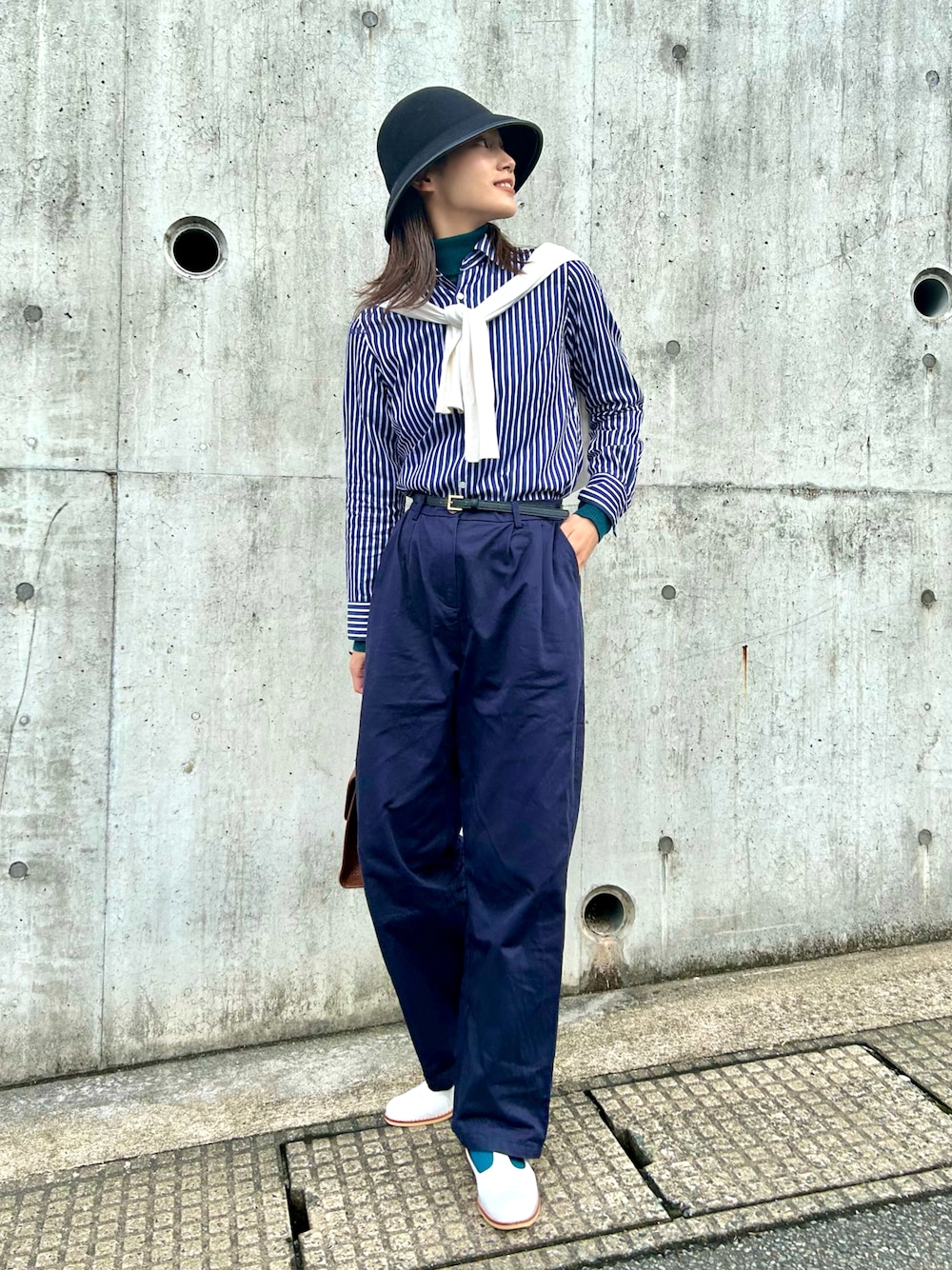 「レイヤードスタイル、グラデーション、きれいめカジュアル、秋冬コーデ、プチプラ、バケットハット、チノパン、moussy、Steven Alan、UNIQLO、Libra Cue、カラーコーデ、ワントーンコーデ、ストライプ、ストライプシャツ」｜「MOUSSYのPIPING WOOL BUCKET ハット（ハット、ブラック系）」を使った、𝚔𝚘𝚌𝚘𝚊さん（レディース・160cm）の秋コーディネートの1枚目の写真