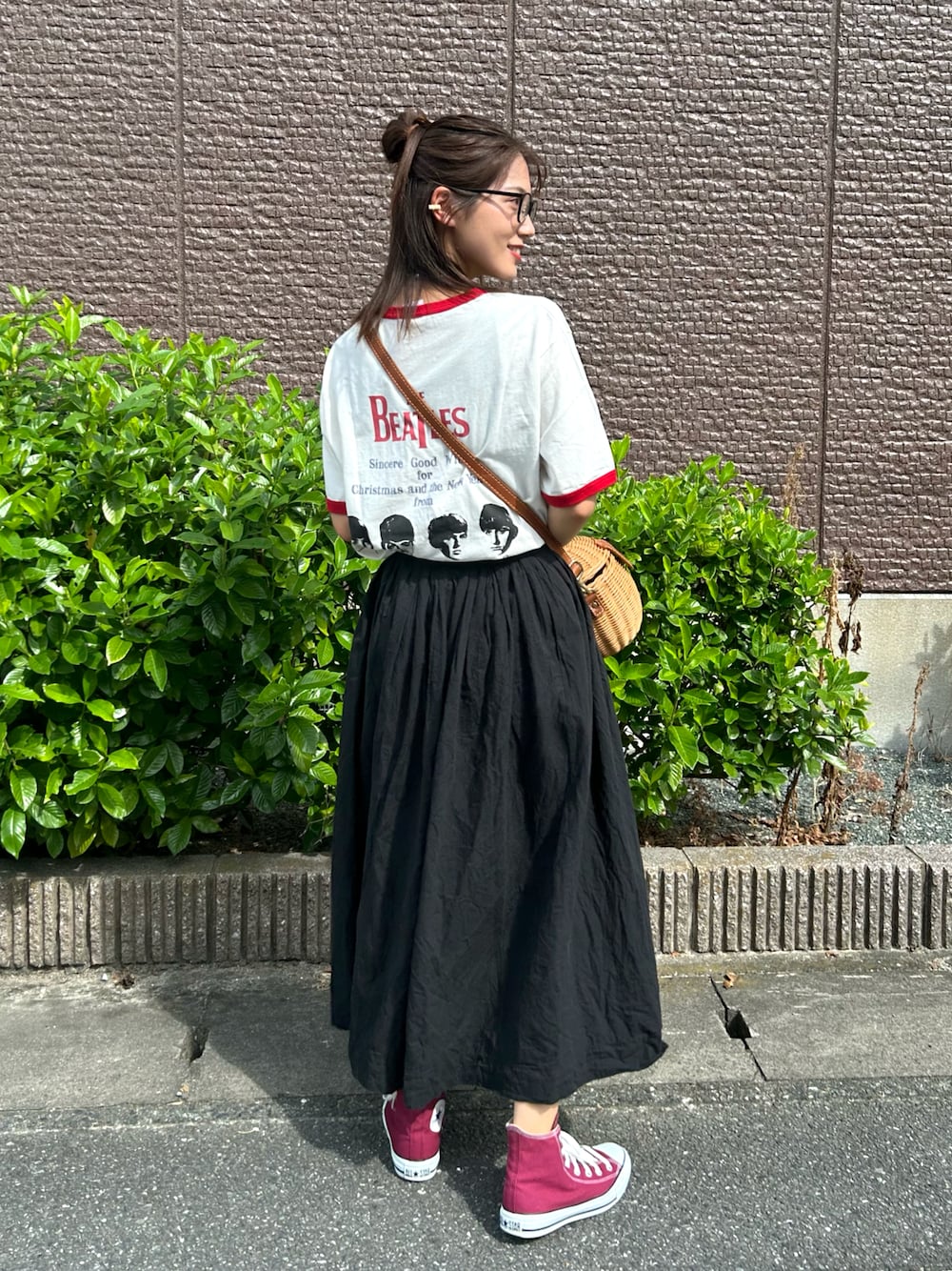 「今日のコスメと服、ハイカットスニーカー、converse、コンバース、リンガーTシャツ、秋服準備はじめました、メガネ女子、ショルダーバッグ、シンプルコーデ、ロングスカート、休日スタイル、カラー×コーデ、プチプラ、スニーカー、きれいめカジュアル」｜「FREAK'S STOREの【限定展開】THE BEATLES/ザ ビートルズ 別注 バックプリント リンガーTシャツ（Tシャツ/カットソー、ホワイト系）」を使った、𝚔𝚘𝚌𝚘𝚊さん（レディース・160cm）の夏コーディネートの1枚目の写真