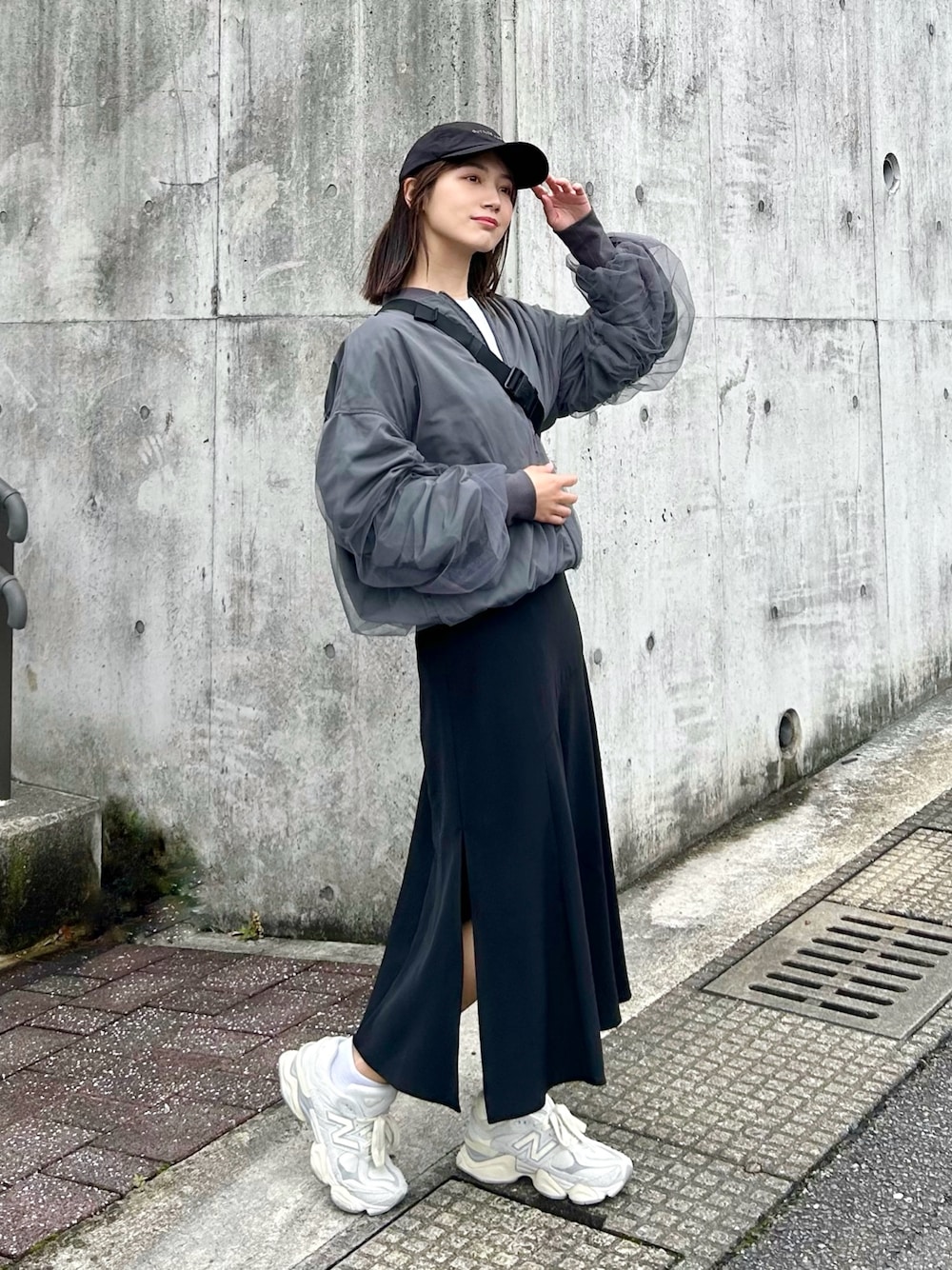 「春のNewスタイル、春コーデ、スポーツミックス、マーメイドスカート、キャップ、スニーカー、厚底シューズ、ブルゾン、チュール、プチプラ、モノトーン、ショルダーバッグ、休日スタイル、ビッグシルエット、シンプルコーデ」｜「tiptopのチュールレイヤードBIGブルゾン（ブルゾン、グレー系）」を使った、𝚔𝚘𝚌𝚘𝚊さん（レディース・160cm）の春コーディネートの1枚目の写真