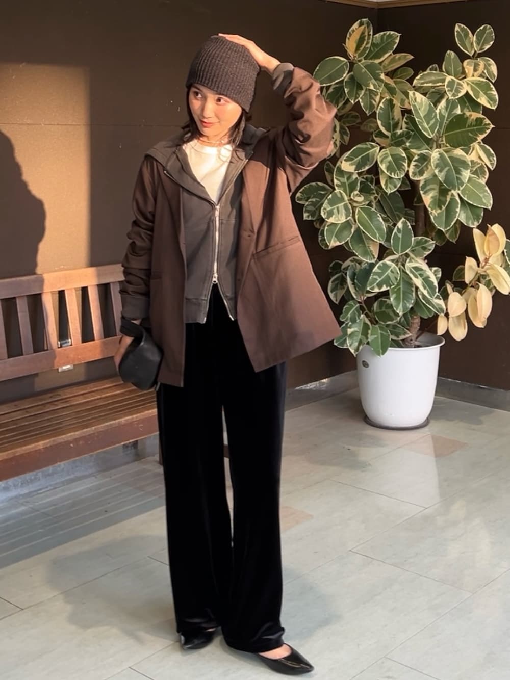 「パーカー、レイヤードスタイル、きれいめカジュアル、ベロア、ジャケットスタイル、秋服準備はじめました、休日スタイル、お出かけコーデ、レザー、ブラウン、プチプラ、モノトーン、ビーニー、ポインテッドトゥ、ジャケット」｜「tiptopのヴィンテージ加工ダブルジップパーカー（パーカー、グレー系）」を使った、𝚔𝚘𝚌𝚘𝚊さん（骨格ナチュラル・レディース・160cm）の秋コーディネートの1枚目の写真