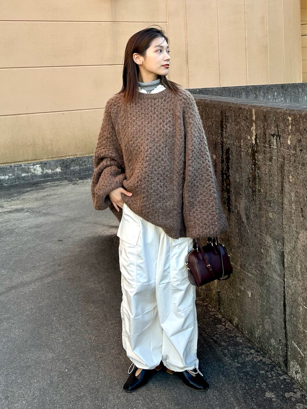「重ね着ベストシーズン、レイヤードスタイル、ビッグシルエット、プチプラ、PR、ニット、カーゴパンツ、ハンドバッグ、シャツスタイル、タートルネック、きれいめカジュアル、秋コーデ、シンプルコーデ、お出かけコーデ、オーバーサイズ」｜「UNIQLOのアイテム（トップス、ホワイト系）」を使った、𝚔𝚘𝚌𝚘𝚊さん（レディース・160cm）の秋コーディネートの1枚目の写真