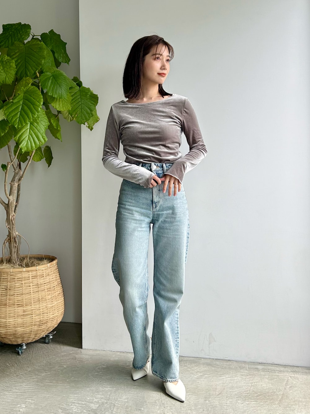 「春コーデ、ベロア、デニム、デニムパンツ、パンプス、淡色コーデ、プチプラ、きれいめカジュアル、大人カジュアル、シンプルコーデ、春色、休日スタイル、お出かけコーデ、デートコーデ、前後2way」｜「NEUNAの去年完売したアイテムが再登場！【パット付き！1枚で楽々着れる。】【前後2wayで着られる！】  ベロア/ラメ 2wayカットソートップス（Tシャツ/カットソー、グレー系）」を使った、𝚔𝚘𝚌𝚘𝚊さん（レディース・160cm）の春コーディネートの1枚目の写真