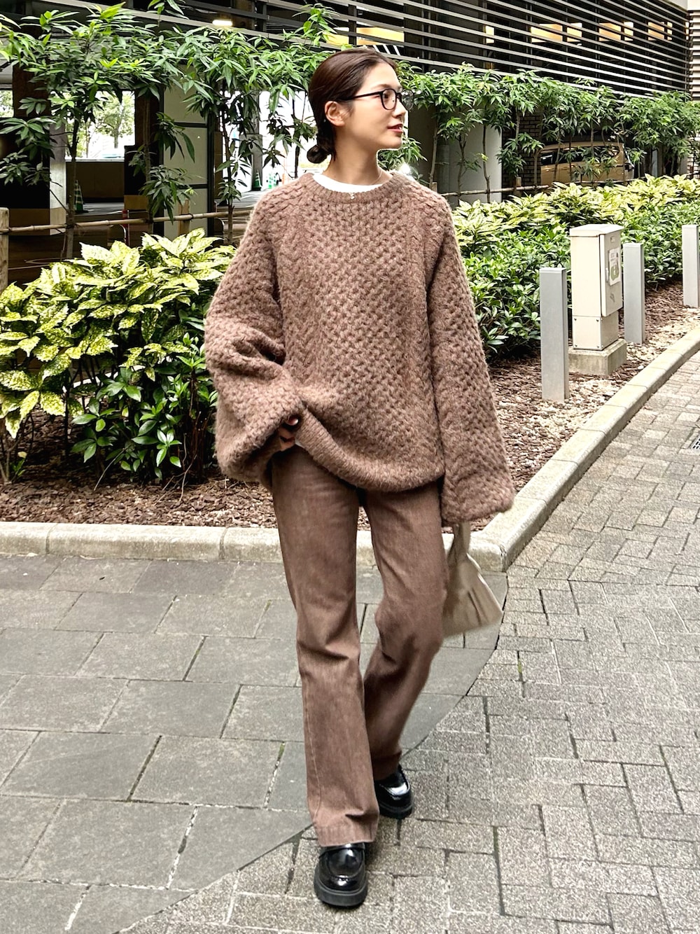 「ファッションを楽しもう、デニム、ニット、ビッグシルエット、シンプルコーデ、レイヤードスタイル、メガネ女子、きれいめカジュアル、冬コーデ、ローファー、厚底シューズ、ハンドバッグ、ミニバッグ、ワントーンコーデ、お出かけコーデ」｜「JINSのアイテム（メガネ、ブラック系）」を使った、𝚔𝚘𝚌𝚘𝚊さん（レディース・160cm）の秋コーディネートの1枚目の写真