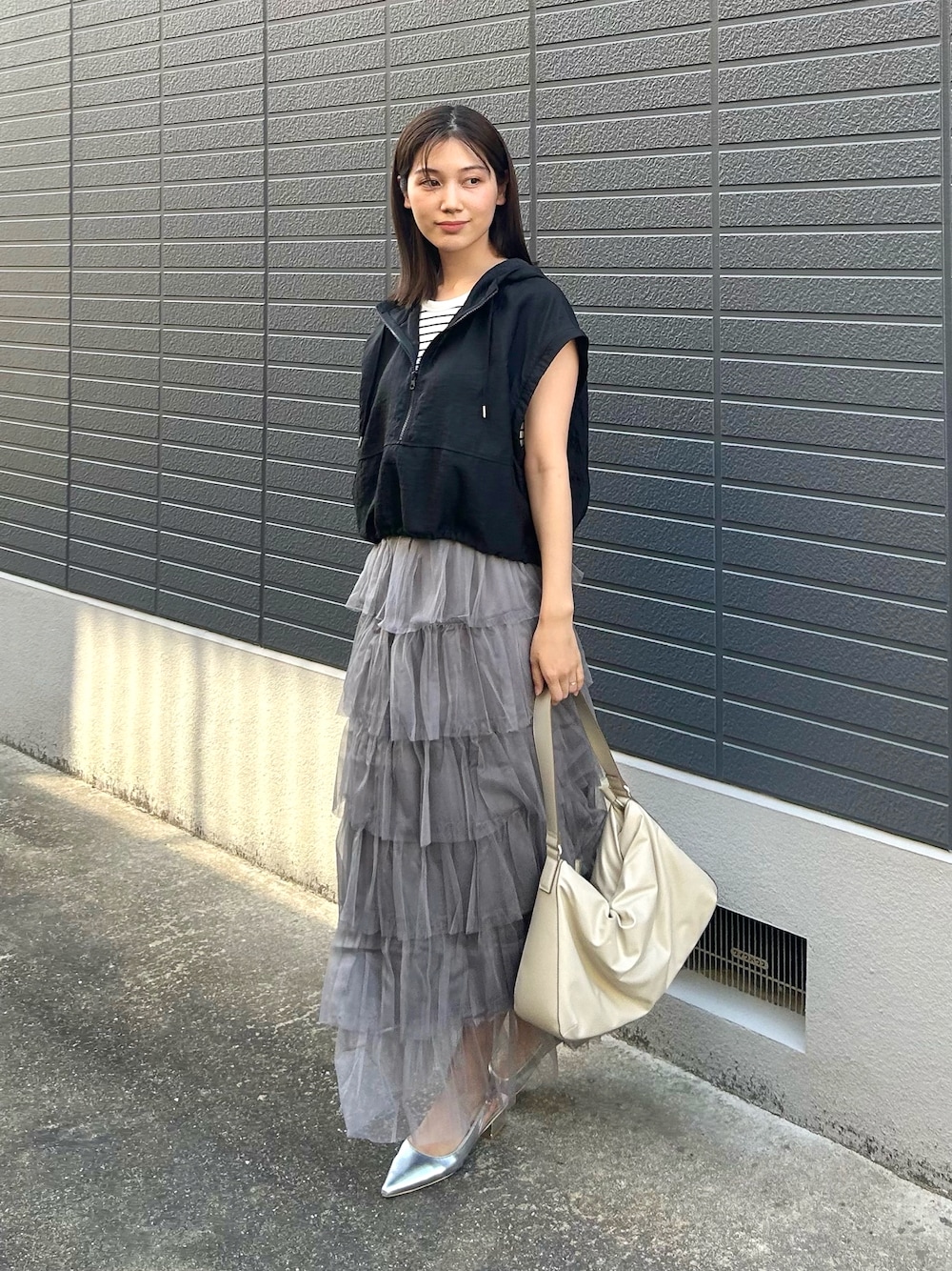 「きれいめカジュアル、フリル、シンプルコーデ、レイヤードスタイル、チュールスカート、チュール、シルバー、メタリック、ショルダーバッグ、アノラックパーカー、スポーツミックス、ボーダー、初夏コーデ、デートコーデ、休日スタイル」｜「CIAOPANIC TYPYの【マルチウェイ】クロップド丈光沢ナイロンアノラック（ナイロンジャケット、ブラック系）」を使った、𝚔𝚘𝚌𝚘𝚊さん（レディース・160cm）の春コーディネートの1枚目の写真