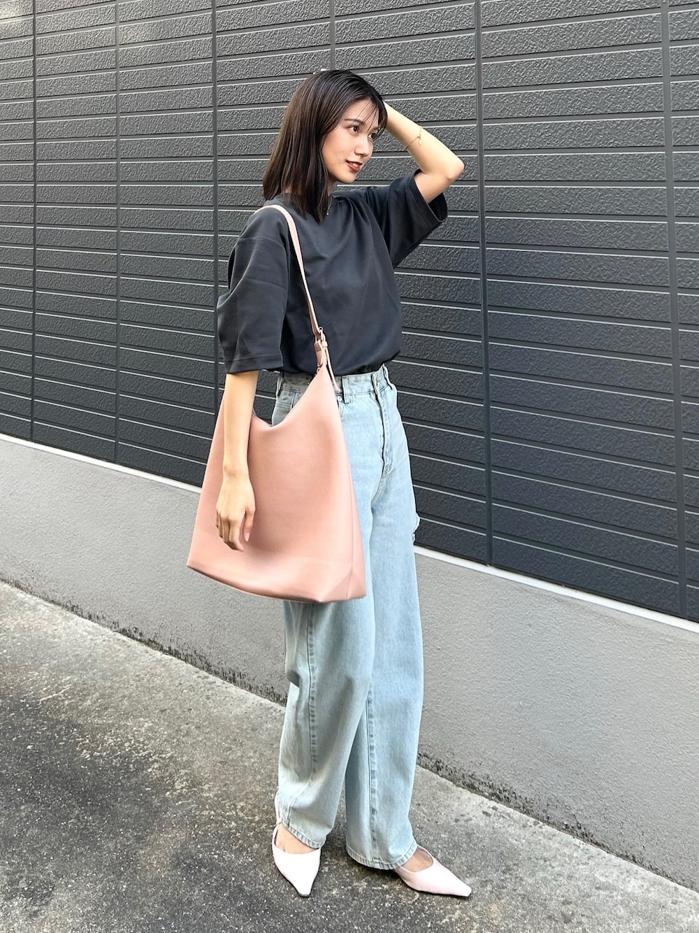 「春夏コーデ、プチプラ、デニム、カットオフデニム、ピンク、春カラー、シンプルコーデ、休日スタイル、お出かけコーデ、きれいめカジュアル、トートバッグ、ショルダーバッグ、ラフ、パステルカラー、初夏コーデ」｜「tiptopの【2サイズ展開】サイドダメージデニムパンツ（デニムパンツ、ブルー系）」を使った、𝚔𝚘𝚌𝚘𝚊さん（レディース・160cm）の春コーディネートの1枚目の写真