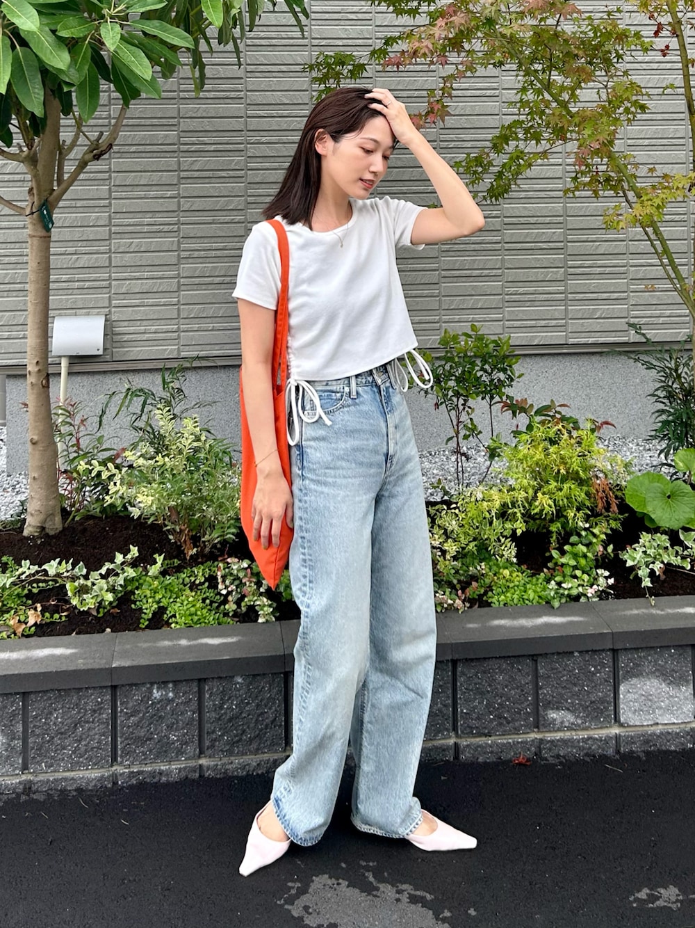 「きれいめカジュアル、夏コーデ、さらっと晴れやかスナップ、プチプラ、ラクチンコーデ、デニム、Tシャツ、シンプルコーデ、トートバッグ、オレンジ、ラフ、お出かけコーデ、リボン、ドロスト、雨の日コーデ」｜「tiptopのテレコ脇ドロストTシャツ（Tシャツ/カットソー、ホワイト系）」を使った、𝚔𝚘𝚌𝚘𝚊さん（レディース・160cm）の夏コーディネートの1枚目の写真