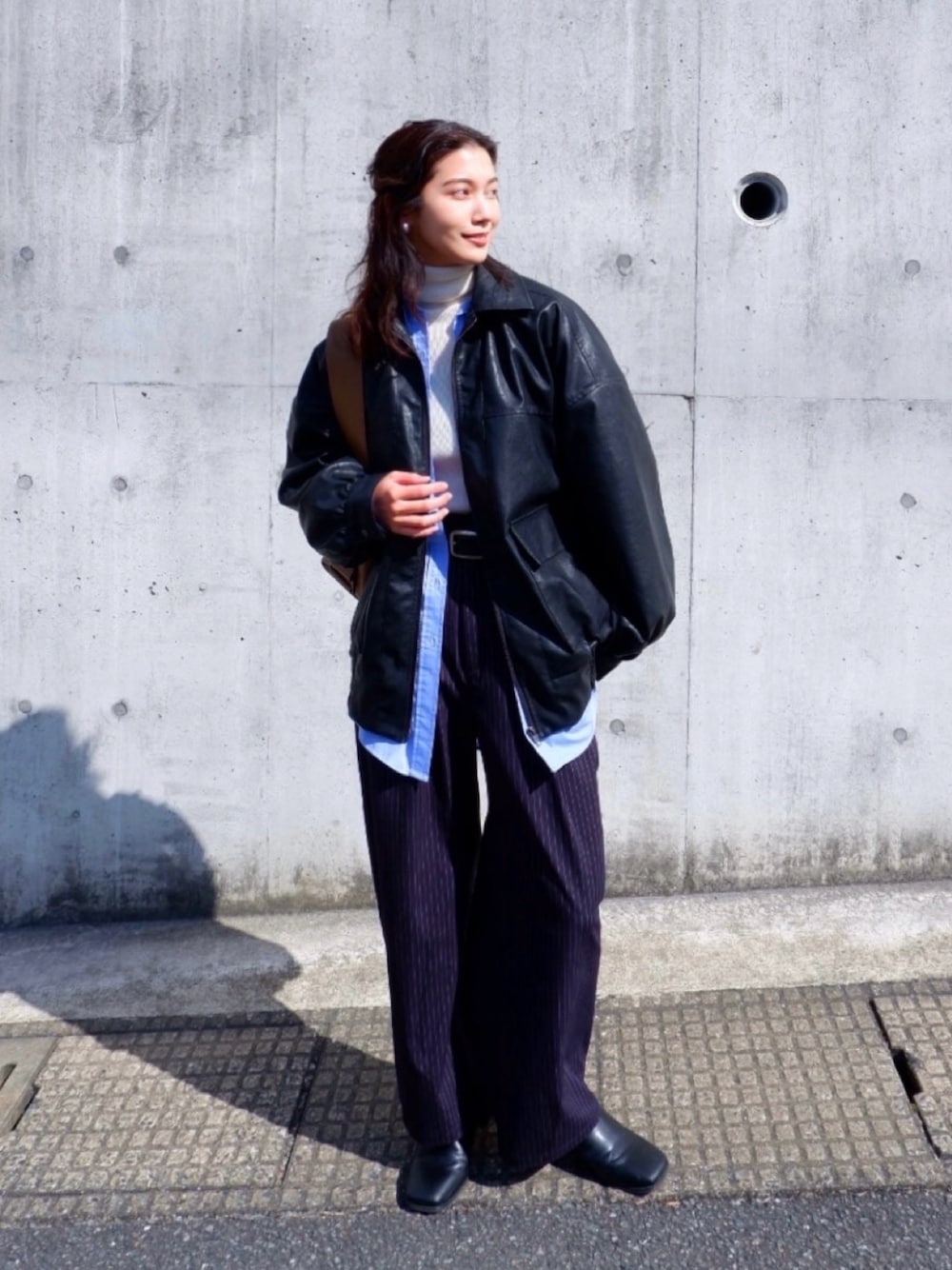 「ブルーシャツ、プチプラ、ストライプ、シャツスタイル、レイヤードスタイル、レザー、レザージャケット、ブルゾン、レザーブルゾン、ブーツ、ショルダーバッグ、春色、モノトーン、きれいめカジュアル、休日スタイル」｜「tiptopの【選べる2サイズ】ビッグショート合皮ブルゾン（ブルゾン、ブラック系）」を使った、𝚔𝚘𝚌𝚘𝚊さん（レディース・160cm）の冬コーディネートの1枚目の写真