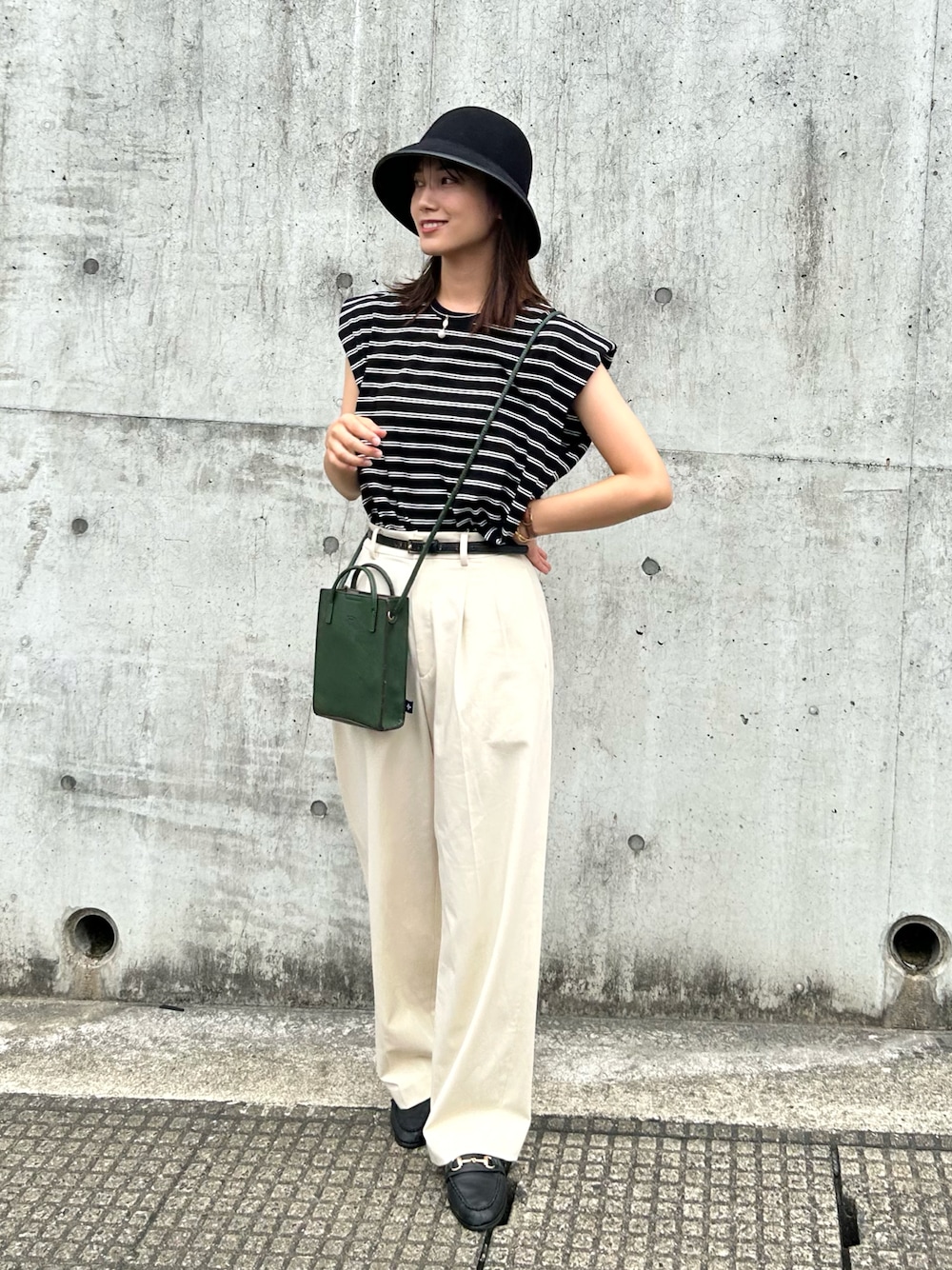 「今日のコスメと服、モノトーン、プチプラ、バケットハット、ショルダーバッグ、ミニバッグ、UNIQLO、ノースリーブ、ローファー、ボーダー、きれいめカジュアル、休日スタイル、ワイドパンツ、グリーン、秋服準備はじめました」｜「MOUSSYのPIPING WOOL BUCKET ハット（ハット、ブラック系）」を使った、𝚔𝚘𝚌𝚘𝚊さん（レディース・160cm）の夏コーディネートの1枚目の写真