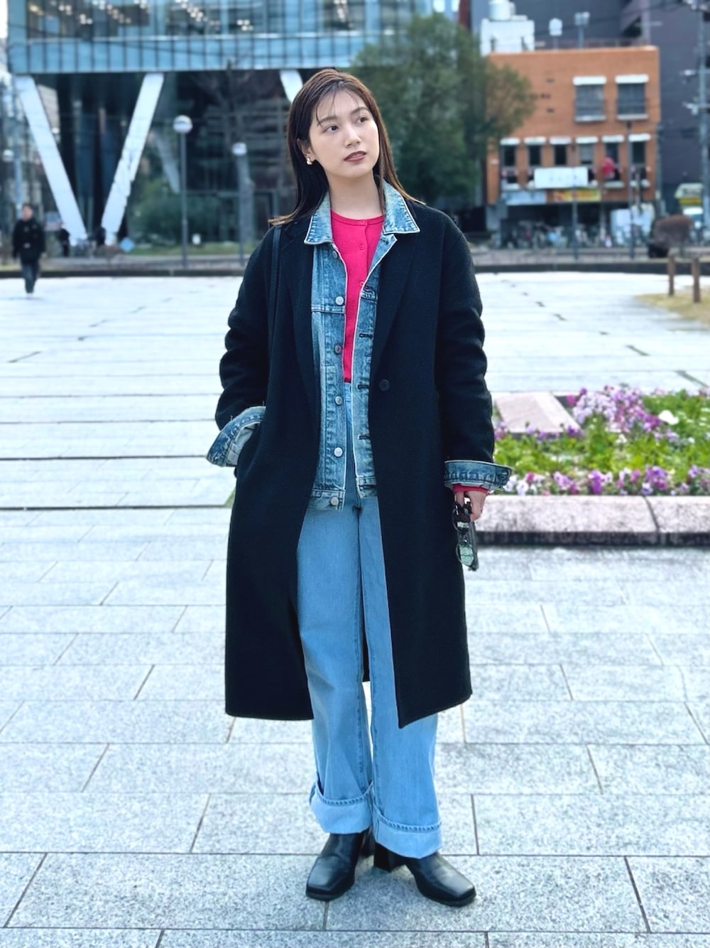 「休日スタイル、デニム、古着MIX、レイヤードスタイル、ストリート、ブーツ、春色、カーディガン、オフィスカジュアル、ピンク、ロングコート、ショルダーバッグ、春アウター、デニムジャケット、デニムパンツ」｜「ORiental TRaffic by yuriの【ZOZOTOWN限定】ワイドスクエアトゥミドルブーツ/11392（ブーツ、ブラック系）」を使った、𝚔𝚘𝚌𝚘𝚊さん（レディース・160cm）の冬コーディネートの1枚目の写真