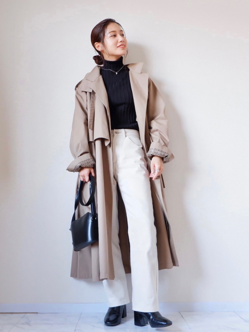 「トレンチコート、UNIQLO、冬コーデ、タートルネック、GU、プチプラ、タックイン、きれいめカジュアル、ミニバッグ、モノトーンコーデ、着回しコーデ、fifth、秋コーデ、randeboo、UNIQLO U」｜「UNIQLOのアイテム（ショルダーバッグ、ブラック系）」を使った、𝚔𝚘𝚌𝚘𝚊さん（レディース・160cm）の秋コーディネートの1枚目の写真