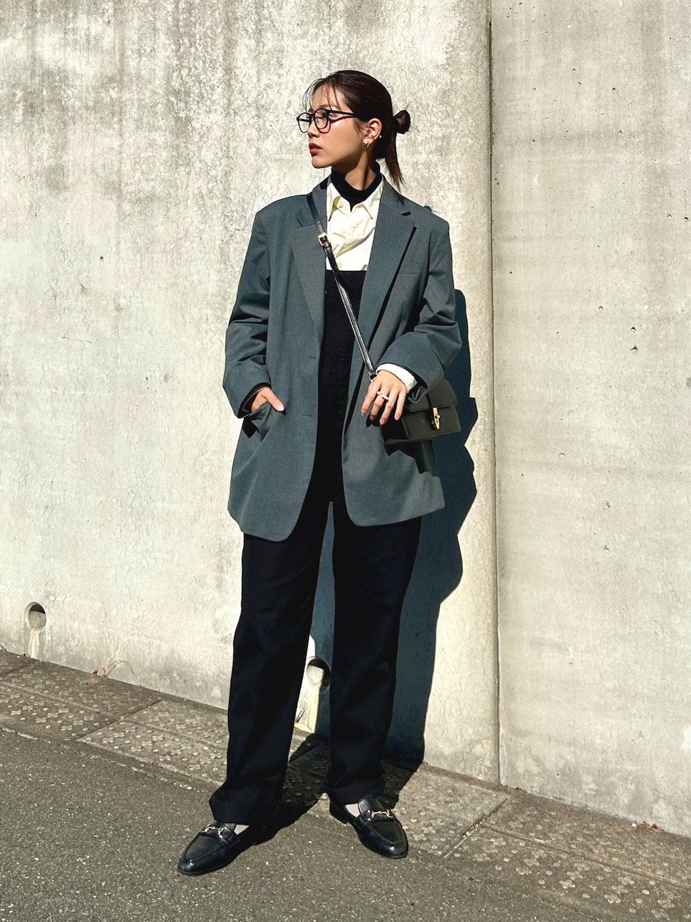 「ファッションを楽しもう、ジャケット、ジャケットスタイル、オーバーオール、シャツスタイル、レイヤードスタイル、ローファー、ショルダーバッグ、タートルネック、きれいめカジュアル、ビッグシルエット、プチプラ、メガネ女子、モノトーン、大人カジュアル」｜「JINSのアイテム（メガネ、ブラック系）」を使った、𝚔𝚘𝚌𝚘𝚊さん（レディース・160cm）の秋コーディネートの1枚目の写真