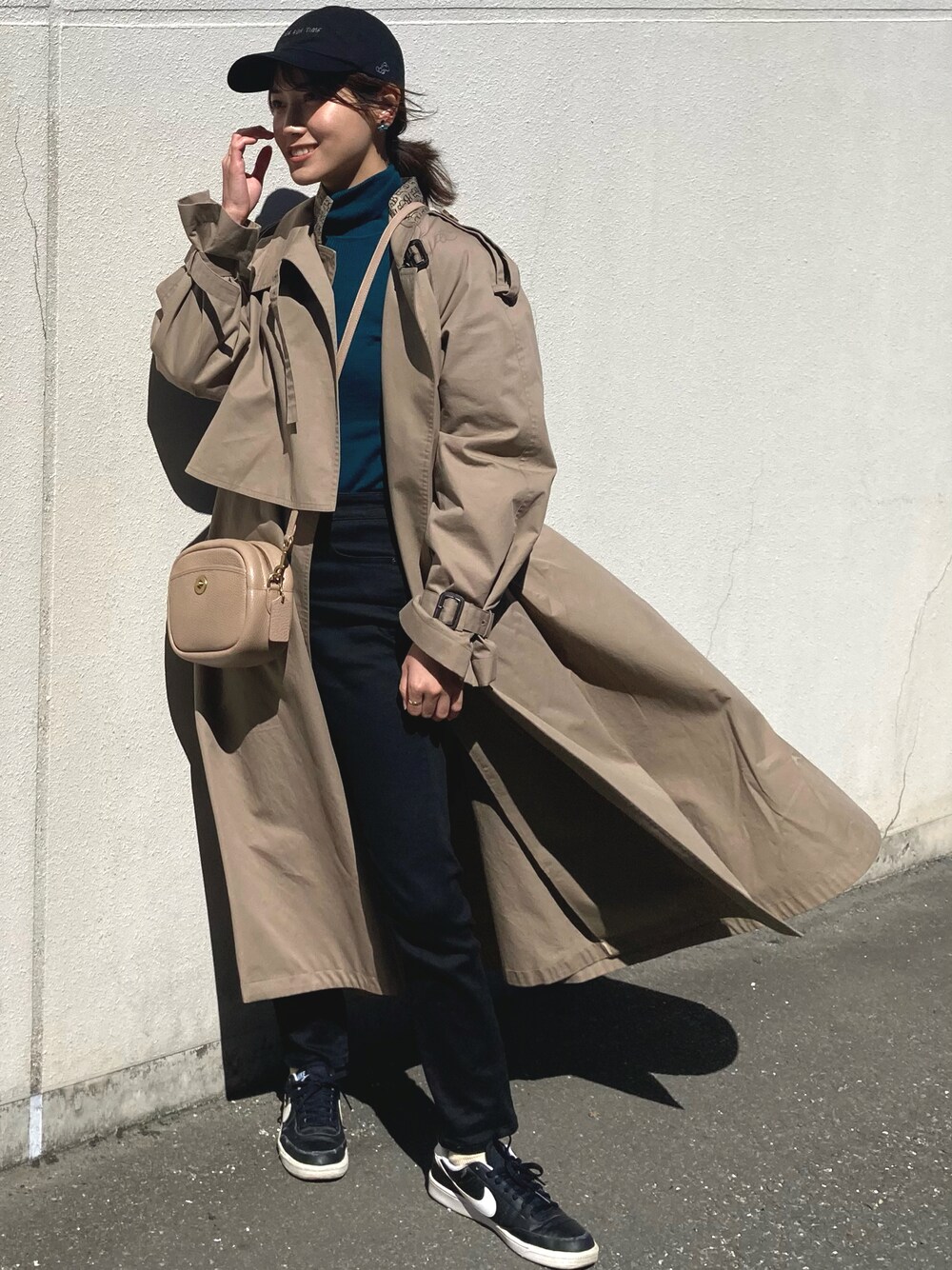 「NIKE、スニーカー、トレンチコート、春アウター、春コーデ、キャップ、ショルダーバッグ、タートルネック、スキニーデニム、プチプラ、デニム、スキニー、randeboo、UNIQLO、COACH」｜「UNIQLOのアイテム（ニット/セーター、グリーン系）」を使った、𝚔𝚘𝚌𝚘𝚊さん（レディース・160cm）の春コーディネートの1枚目の写真