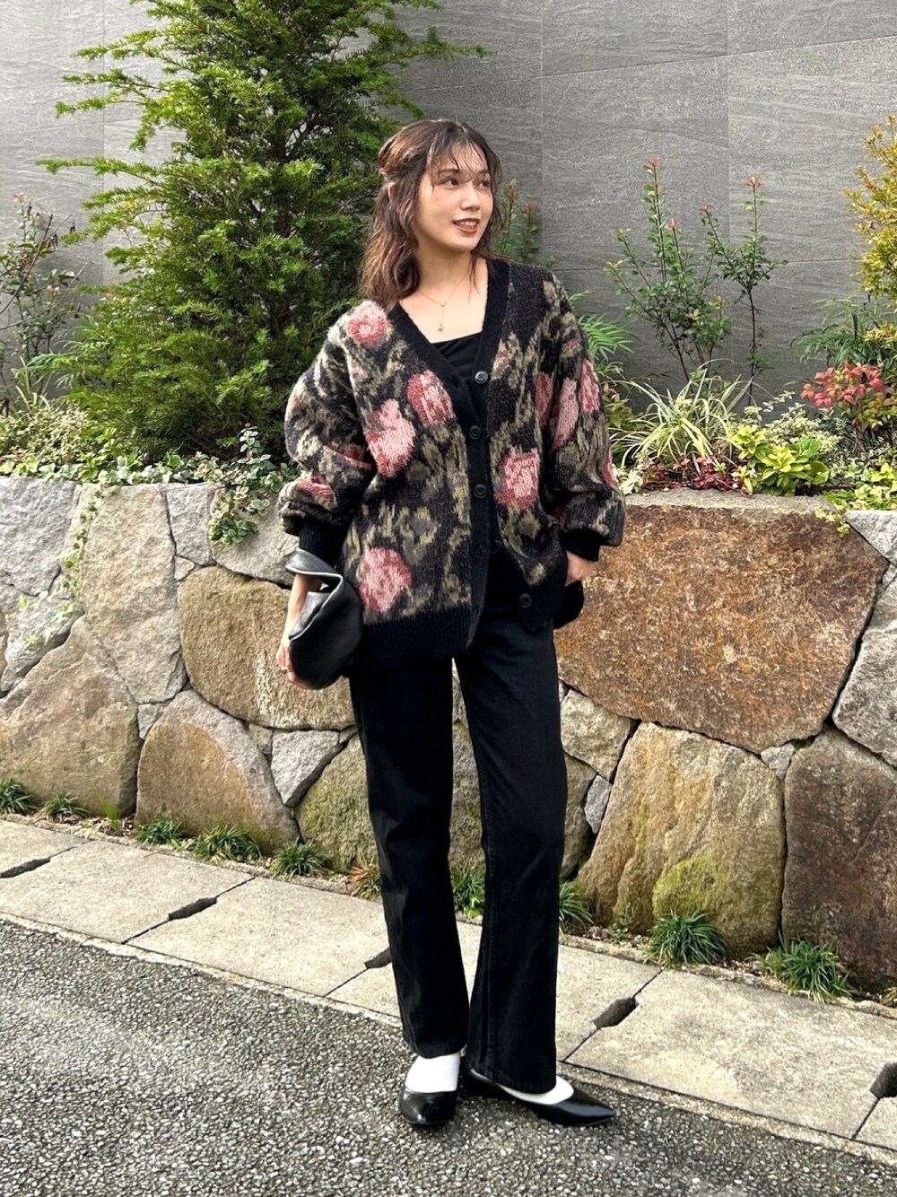 「大柄、大柄フラワー、フラワープリント、カーディガン、きれいめカジュアル、ビッグシルエット、デニム、デニムパンツ、ハンドバッグ、プチプラ、秋コーデ、テーマパークコーデ、お出かけコーデ、モノトーン、シンプルコーデ」｜「tiptopの【フラワー/レオパード柄】アソートジャガードVネックBIGカーディガン（カーディガン/ボレロ、ブラック系）」を使った、𝚔𝚘𝚌𝚘𝚊さん（レディース・160cm）の秋コーディネートの1枚目の写真