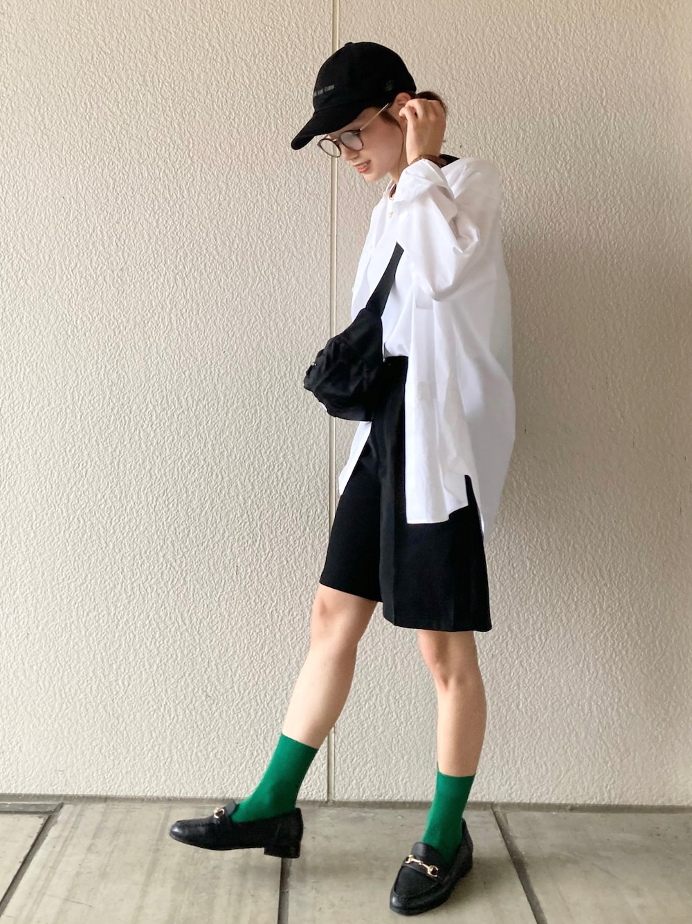 「夏コーデ、プチプラ、UNIQLO、GU、きれいめカジュアル、カラーソックス、グリーン、キャップ、ローファー、NICAL、THE NORTH FACE、ポシェット、モノトーン、ハーフパンツ、サングラス」｜「UNIQLOのアイテム（キャップ、ブラック系）」を使った、𝚔𝚘𝚌𝚘𝚊さん（レディース・160cm）の夏コーディネートの1枚目の写真