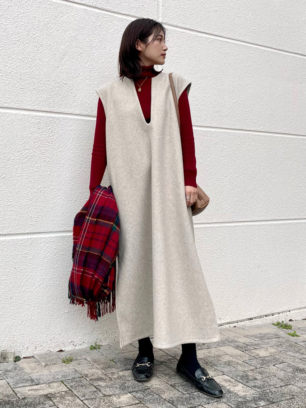 「シンプルコーデ、タートルネック、selectmoca、レイヤードスタイル、ワンピース、キーネック、大人カジュアル、きれいめカジュアル、UNIQLO、休日コーデ、GU、ビットローファー、赤、ストール、マフラー」｜「GUのアイテム（ローファー、ブラック系）」を使った、𝚔𝚘𝚌𝚘𝚊さん（レディース・160cm）の冬コーディネートの1枚目の写真