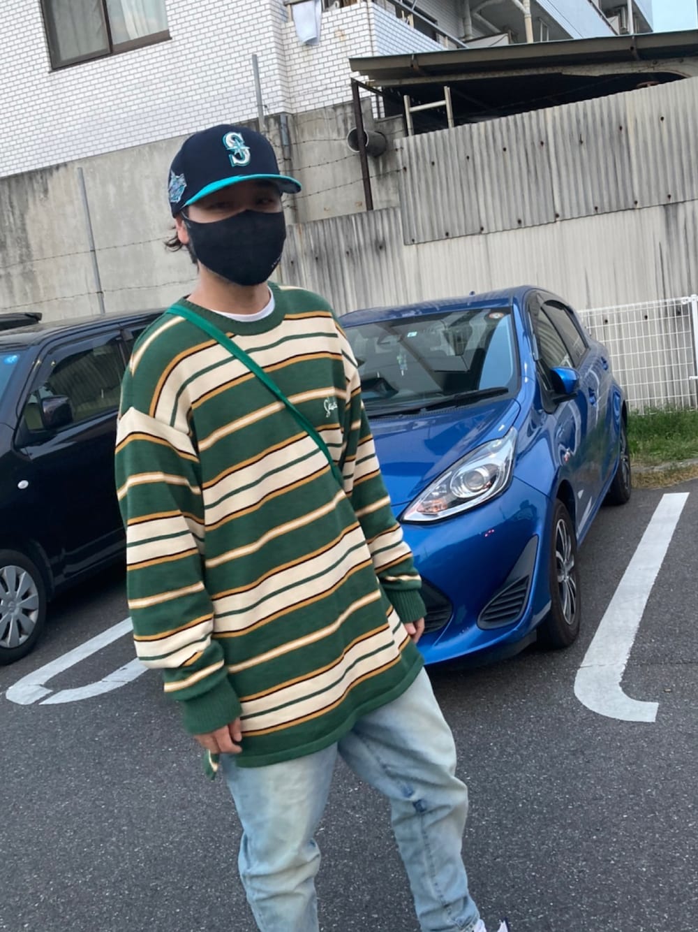 「ストリートコーデ、春コーデ、デニム、ビッグシルエット、春、メンズコーデ」｜「SKOOKUMのSKOOKUM×JEマルチボーダークルースプリングニット（ニット/セーター、グリーン系）」を使った、takassyさん（メンズ・170cm）の春コーディネートの1枚目の写真