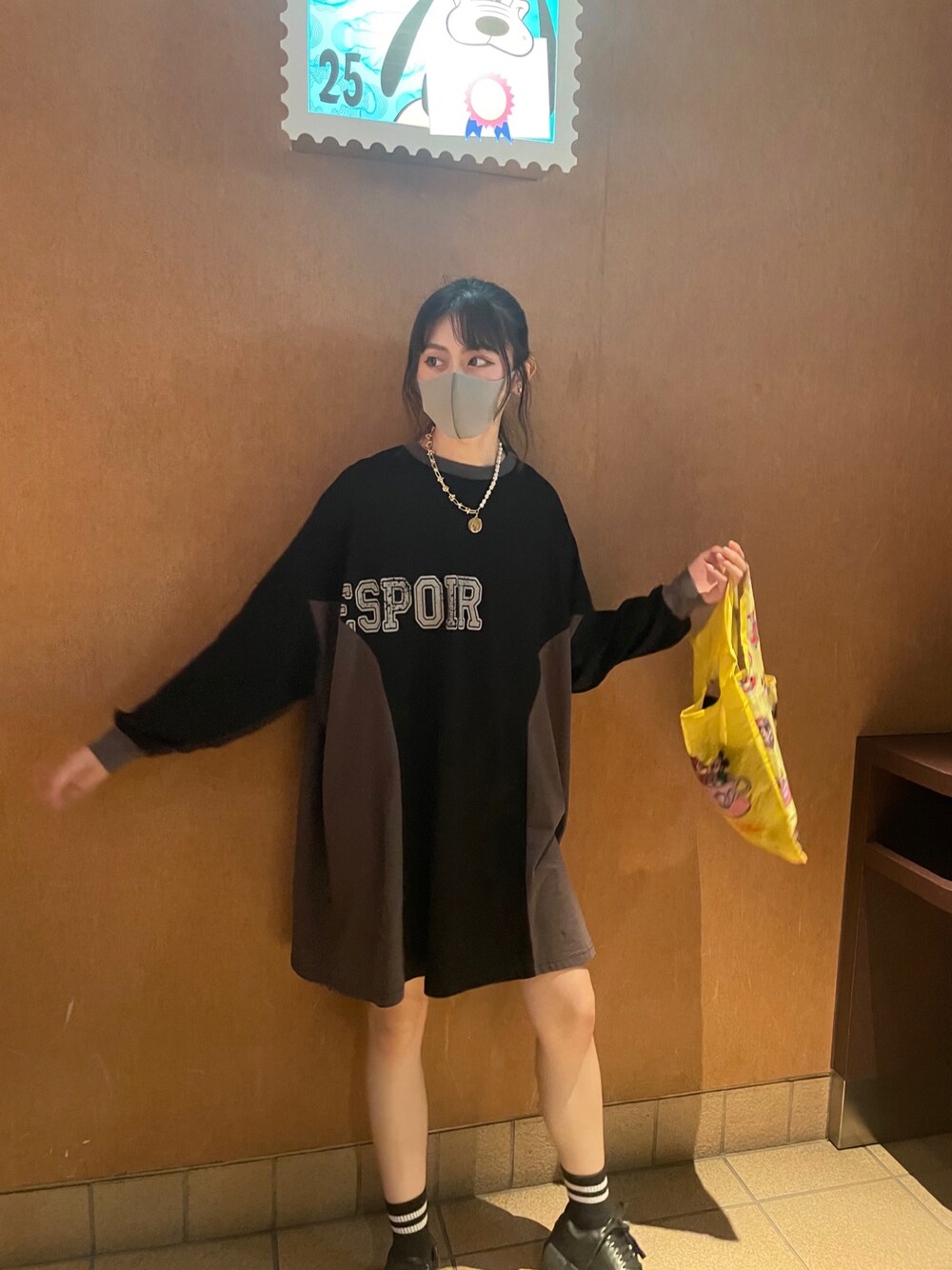 ブラック系のスウェット、ブラック系のシューズを着用したレディースの秋コーディネートの1枚目の写真