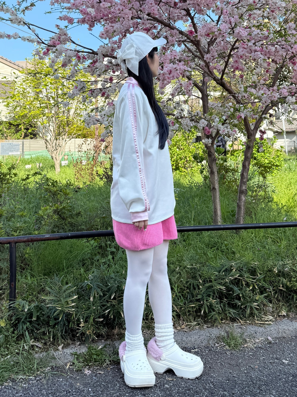 「春めき満開コーデ、春色、キャップ、帽子、kaorinomori、カジュアルガーリー、ラクチンコーデ、ゲームシャツ、ピンク、ピンクコーデ、リボン、ニットスカート、スポーツミックス、春服コーデ、春服みてみて」｜「crocsのクロックス ストンプ スタッフド アニマル クロッグ / crocs Stomp Stuffed Animal Clog（サンダル、ホワイト系）」を使った、Marshaさん（レディース・156cm）の春コーディネートの1枚目の写真