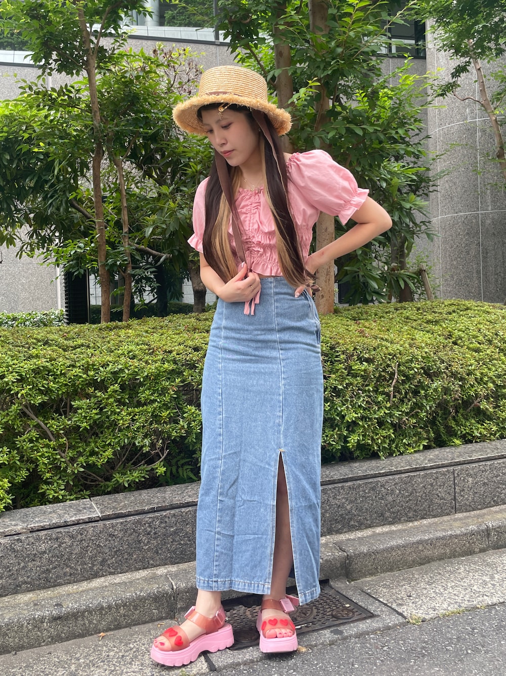 「夏コーデ、フェススタイル、大人かわいい、カジュアルガーリー、麦わら帽子、カンカン帽、ハット、夏、ピンク、ピンクコーデ、サンダル、デニム、デニムスカート、kaorinomori、スカートスタイル」｜「PHILLYの2WAYドロストブラウス（シャツ/ブラウス、ピンク系）」を使った、Marshaさん（レディース・156cm）の夏コーディネートの1枚目の写真